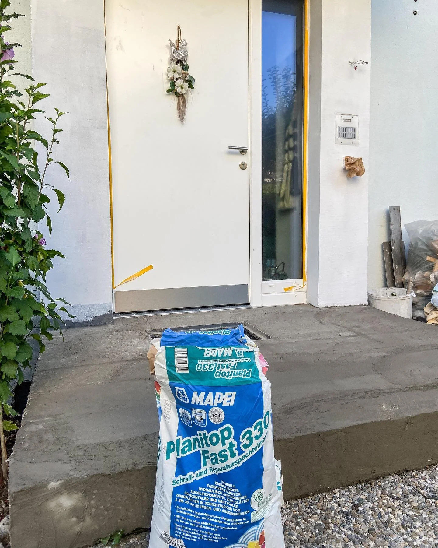 Neuer Eingangsbereich in Arbeit&hellip; ausgl&auml;tten, abdichten, und als Endbeschichtung Steinteppich &hellip;aktuell teste ich ein paar Produkte von @mapei_austria ⭐️⭐️⭐️

.
.
.

#landecktirol #malerfamilie  #immobilienservice #immobilienmaklervo