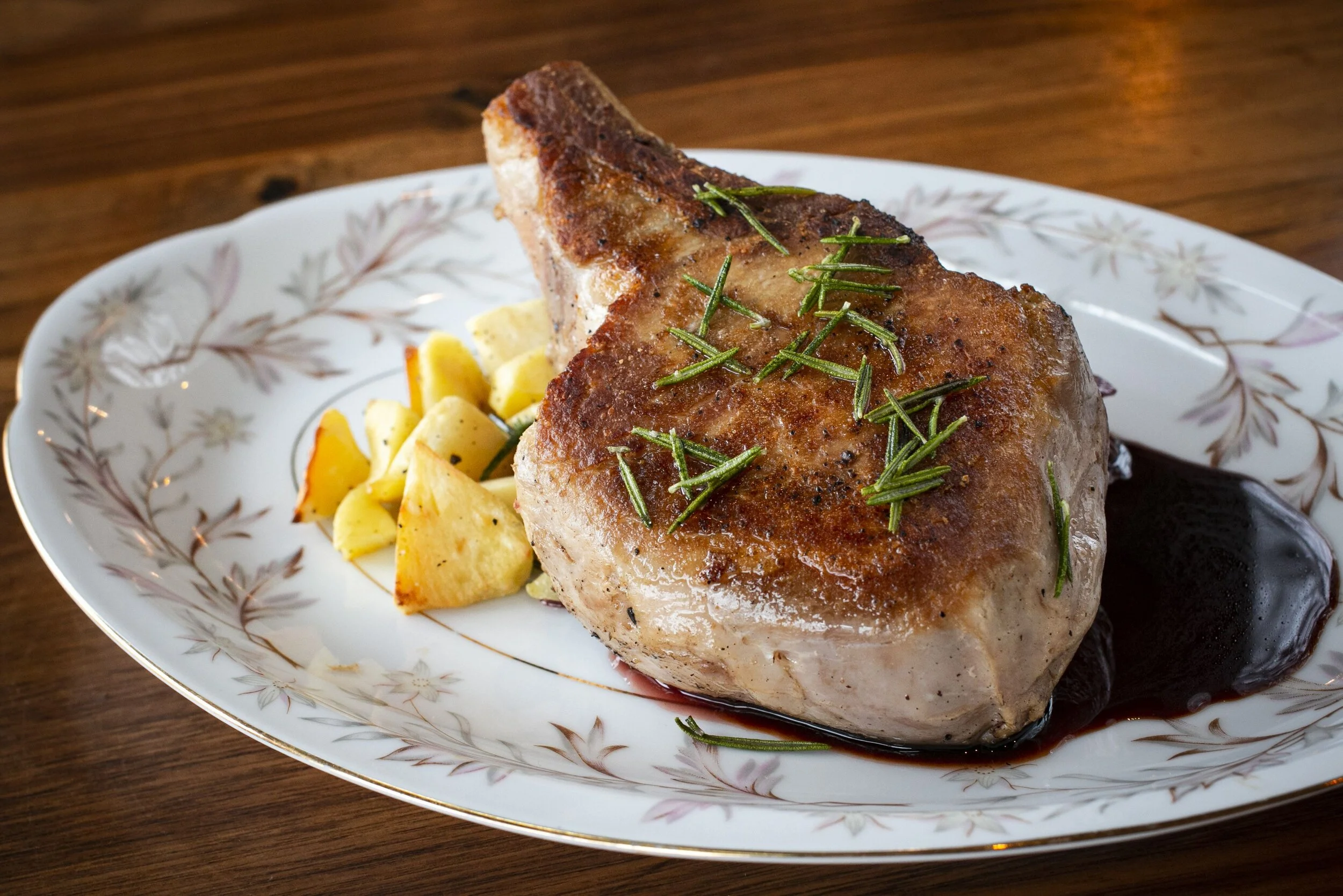 PORK CHOPS WITH ROASTED APPLES