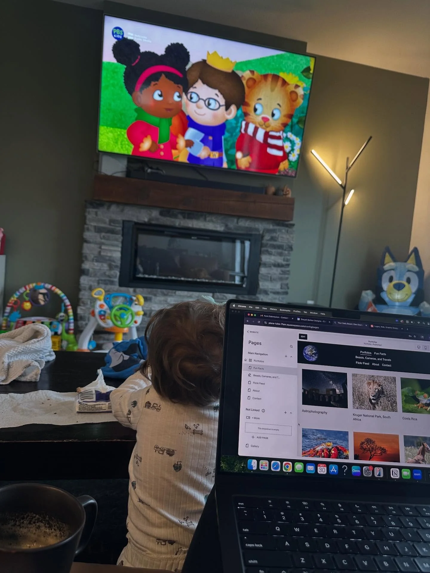 This week&rsquo;s office view 🥹

feat. our Bluey Halloween inflatable that Leo insisted we bring inside so he can see it every morning when he wakes up and another episode of @danieltigertv 🙃

#websitedesigner #wfhmom #squarespacedesigner #dreyahbo