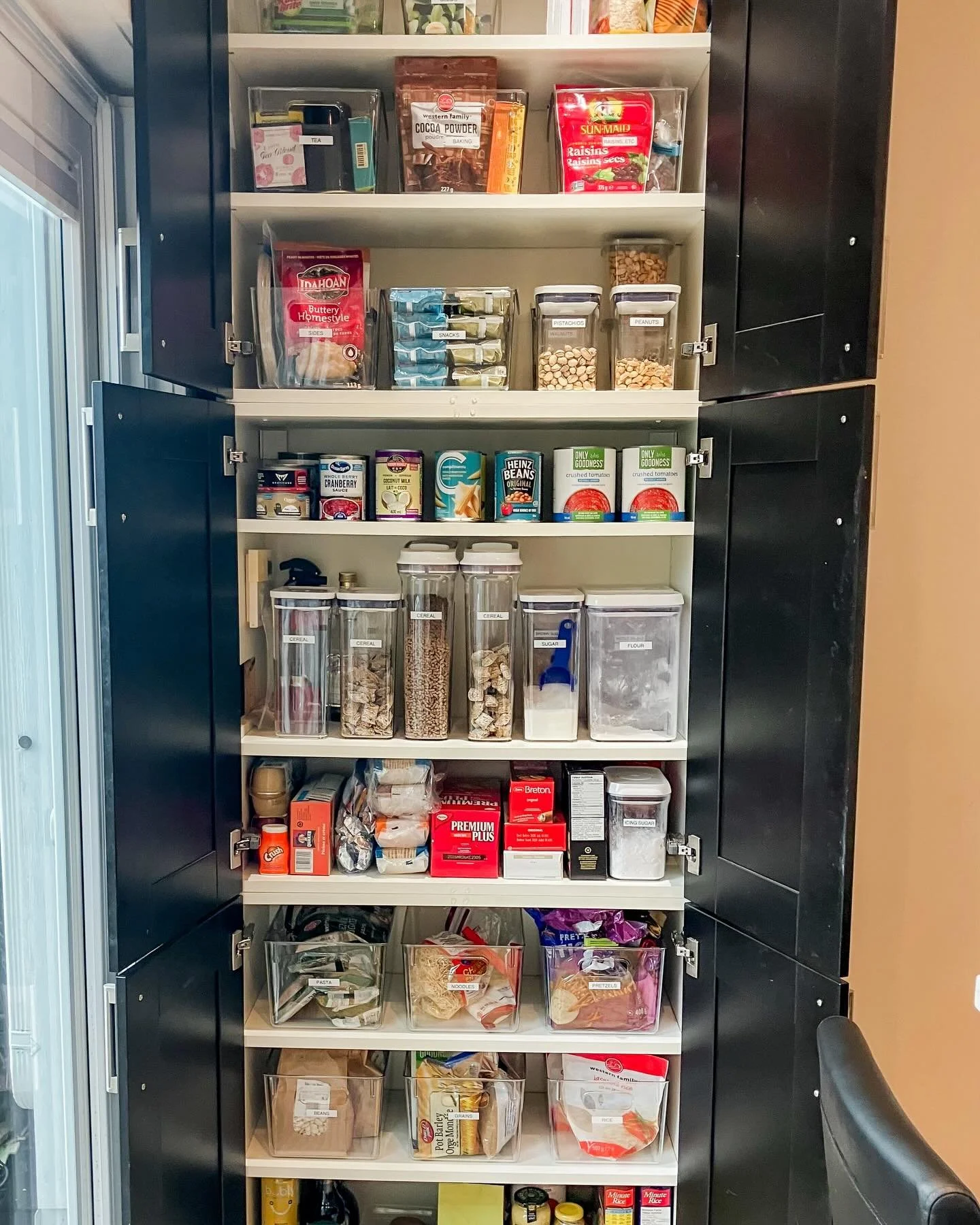 Real life, real systems ✨ Swipe right for the before!

This Kitsilano kitchen project was all about improving flow and creating organization that actually works for a busy family&rsquo;s lifestyle.

.
.
.
#kitchenorganization 
#vancouverorganizer 
#o