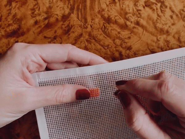GIF tutorial on how to start a thread with a waste knot
