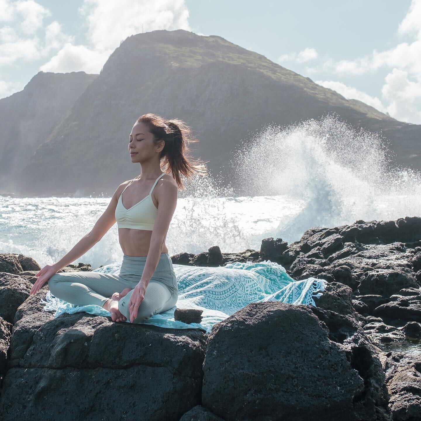 #shijiaphoto #shijiaphotography #hawaii #hawaiistagram #beachphotography #hawaiiphotographer #oahulife #yogainspiration #yogainspiration #modelphotography #beachlife #beachphotography #portraitphotography