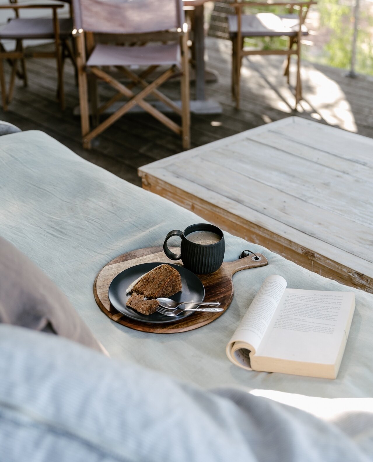 We have been thoroughly enjoying these sunny winter days. Perfect for setting up on @the_glamswag with a cuppa and a holiday read.⁠
⁠
.⁠
⁠
Morning deck set-up, @hannahpuechmarin⁠
⁠
⁠
⁠