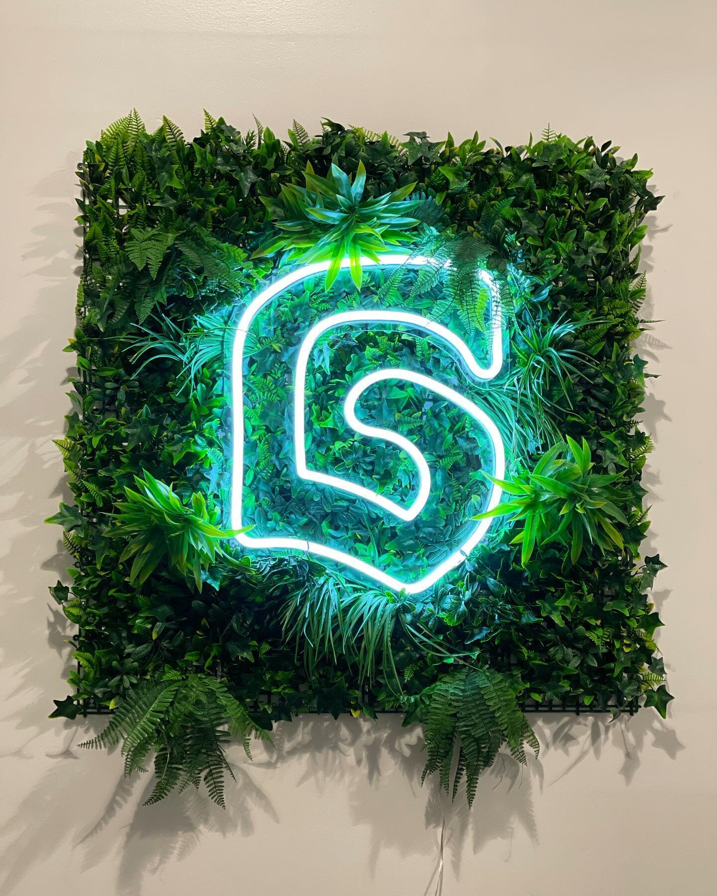 we love a neon sign. 

&ldquo;G&rdquo; design by @masonauguste

Available for bookings - email us! greenwoodstudiosnyc@gmail.com
