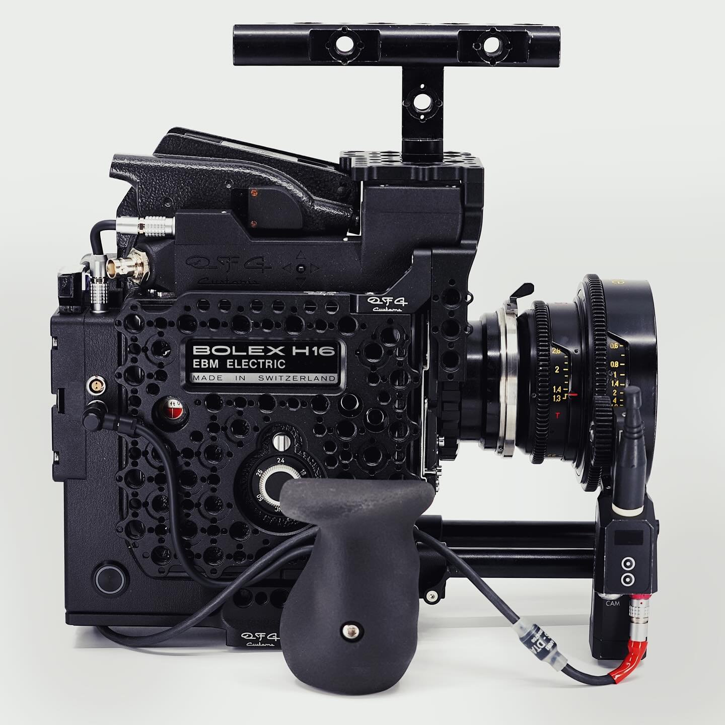 The wait is over, the Bolex H16 EBM S16 Film camera from @ofgcustoms is here! 😏

Finally the Bolex on steroids comes outfitted with fully internalized power through the micro gold mount plate, 3-Pin R/S port, R/S Rosette Handle, HD IVS Tap with SDI 