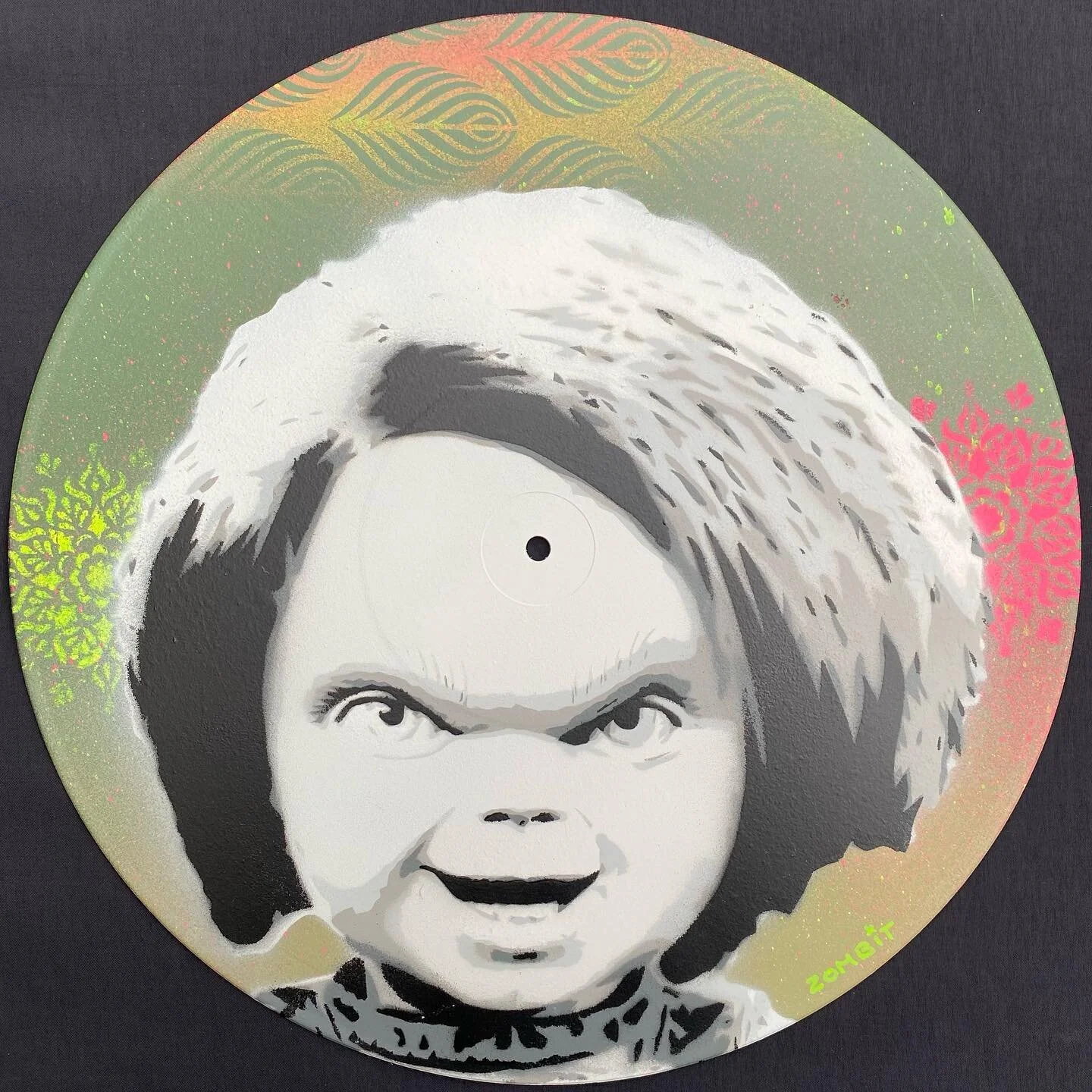 Chucky painted on a vinyl record (it was a bad record trust me) check out the Zombit webshop for purchase (link in bio) #chucky #childsplay #horror #stencilart #streetart #urbanart #spraypaint #spraypaintart #aerosol #aerosolart #graffiti #art #portr
