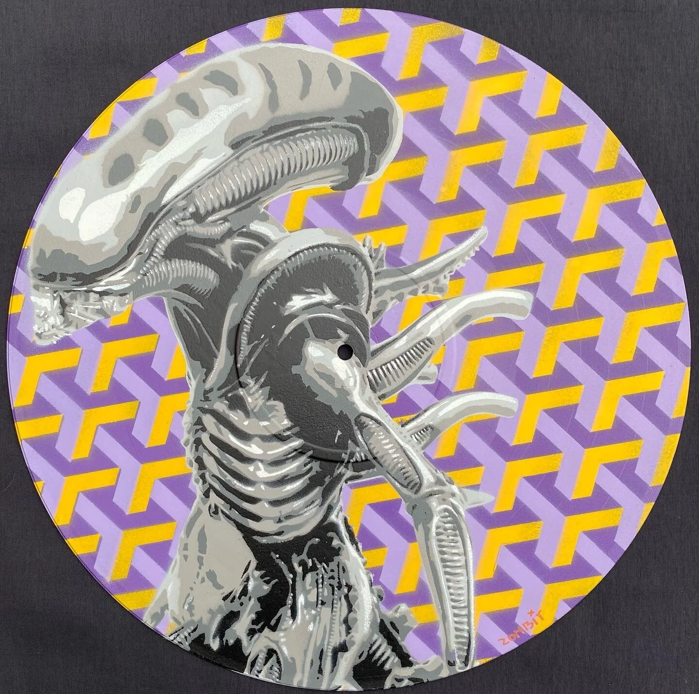 Xenomorph with a funky background #cenomorph #alien #stencilart #stencil #streetart #urbanart #spraypaint #spraypaintart #aerosolart #portrait #blackandwhite #art #artofinstagram #zombit