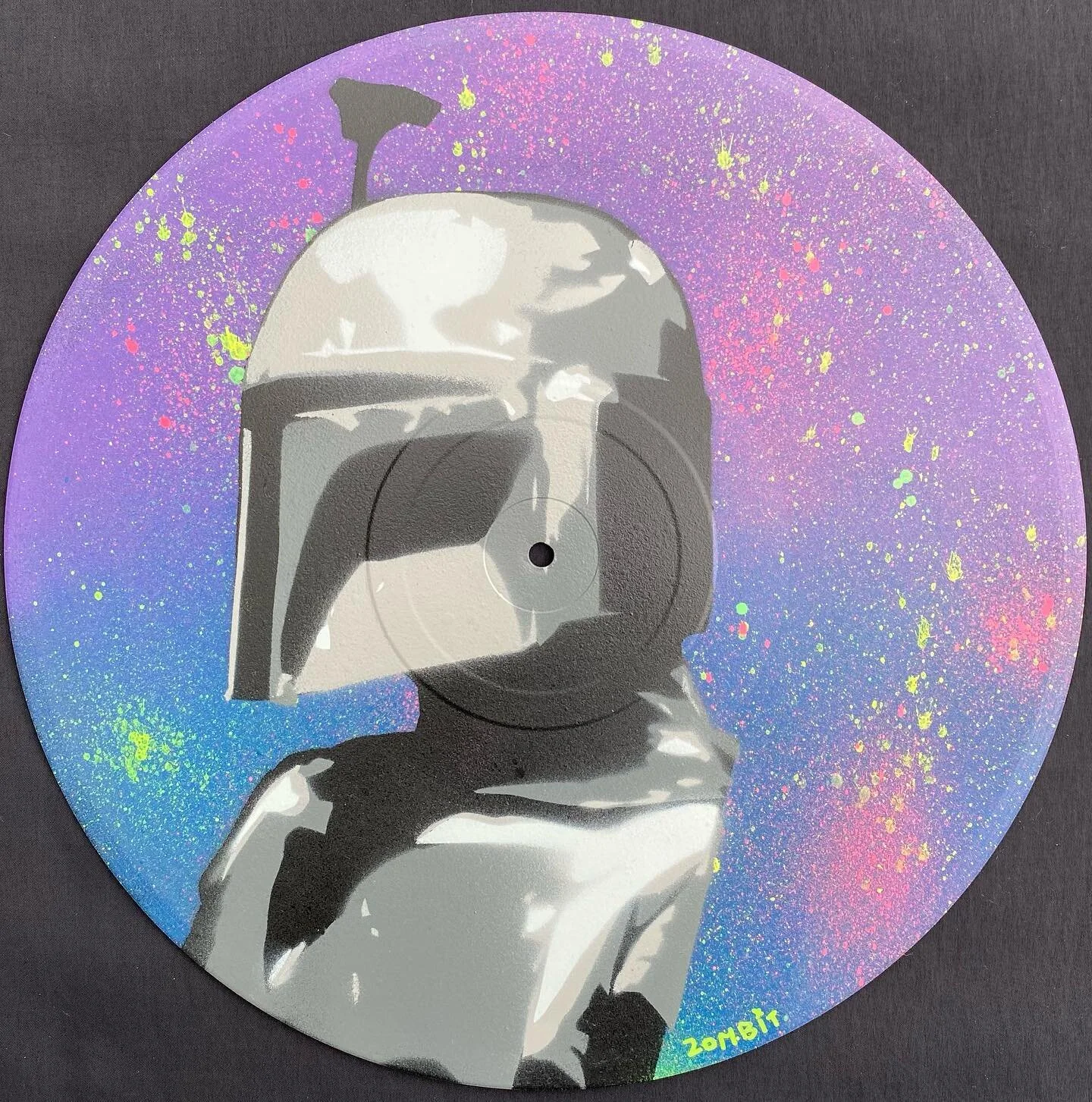 Boba Fett with a bit of neon 😎 #bobafett #starwars #starwarsfan #starwarsart #geekart #stencilart #streetart #spraypaint #graffiti #aerosol #aerosolart #stencil #neon #art #artofinstagram #zombit