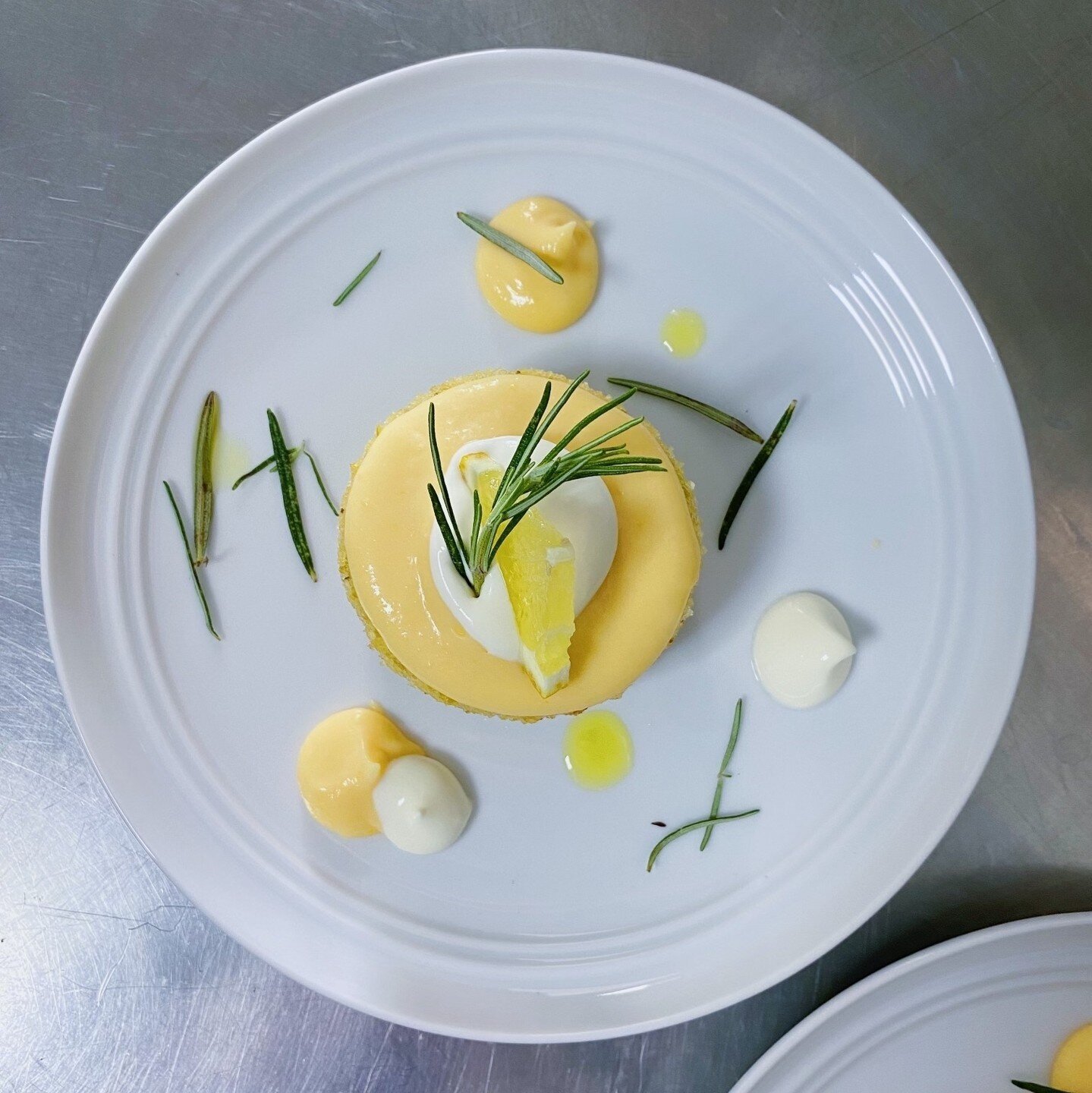Indulge in our lemon rosemary cake with a tangy lemon curd and creamy mascarpone. A perfect balance of flavours that will leave you wanting more. #PrivateChefAlgarve #LemonRosemaryCake #DessertGoals