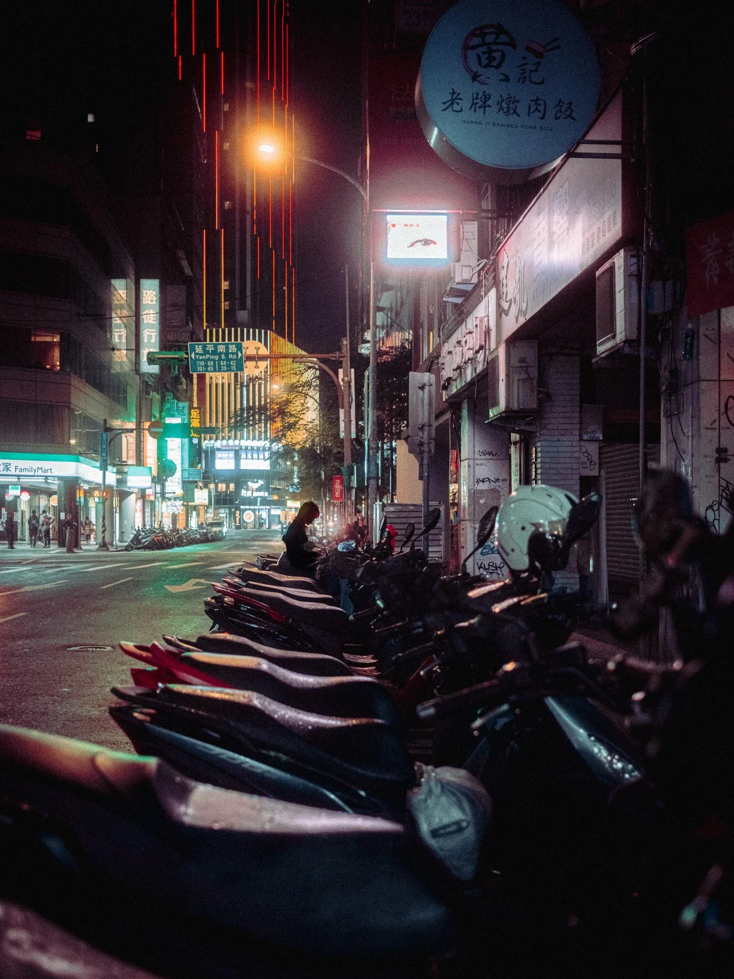 Slices of life of Taipei at night ✨🇹🇼&thinsp;&thinsp;
&thinsp;&thinsp;
A collection of photos I shot on the @fujifilmjp_x X100VI on my recent trip to Taipei. No itinerary, no plans&hellip;just walking with my camera in hand just like I used to do f