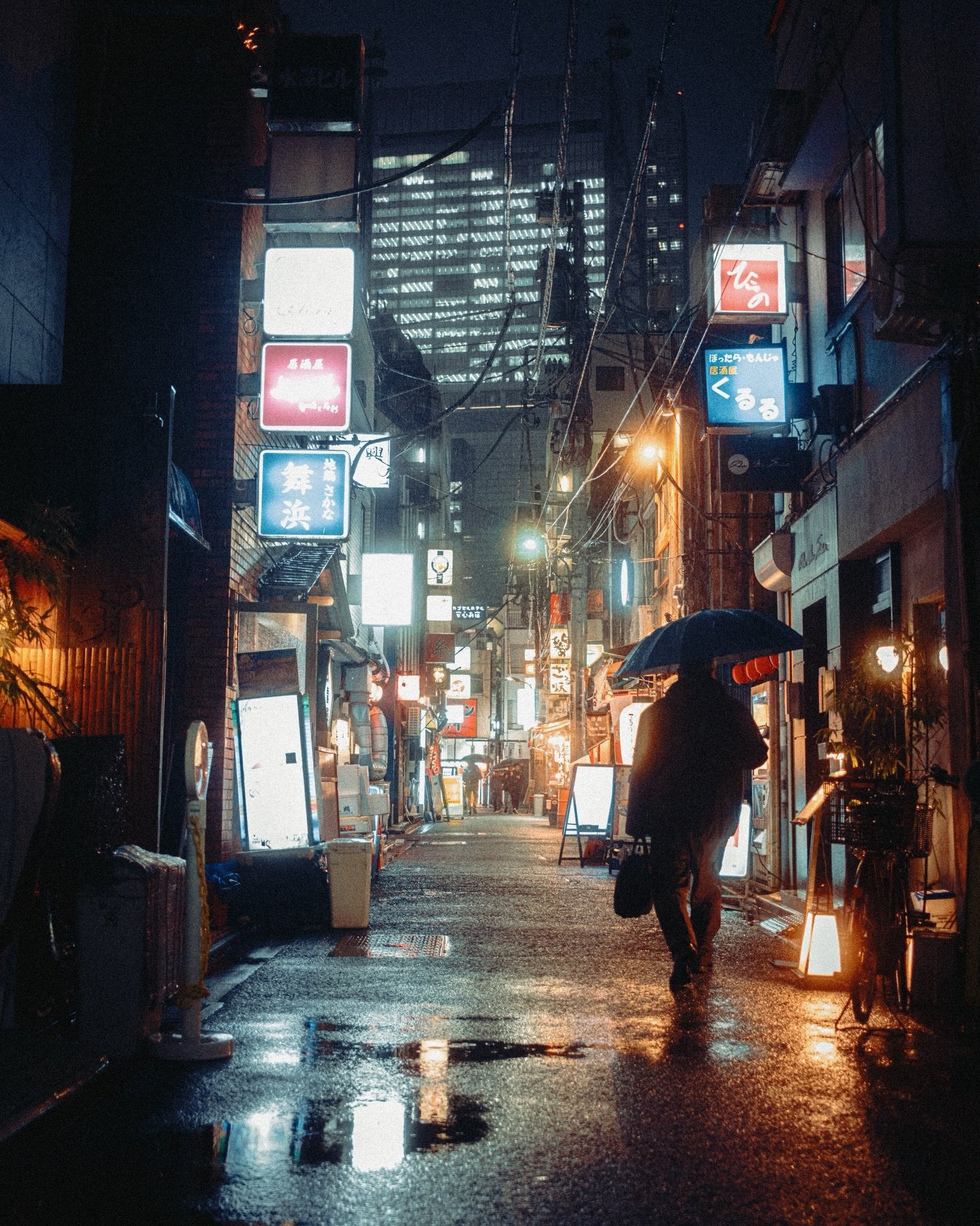 I&rsquo;ve been itching to get out and do some rainy day street photography ☔️&thinsp;
No better place in Tokyo than Shimbashi am I right ? &thinsp;
&thinsp;
Taken on one of my recent TOKYO AFTERHOURS street photography workshops .. more to come!&thi
