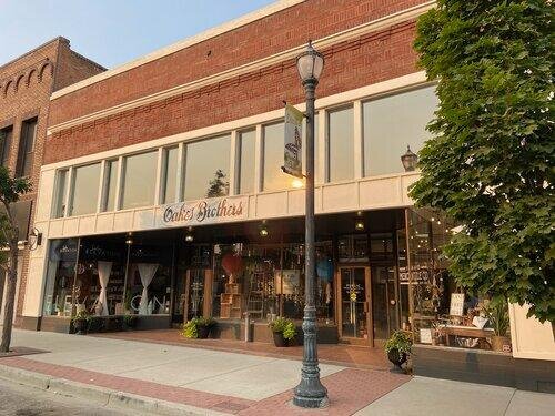 Have you visited Oakes Brothers Marketplace lately? We have 3 levels of shopping, come see us today and show your support for local small businesses! We can't wait to welcome you. ❤️ 

(individual shop hours vary) 

Visit the Oakes Brothers website f