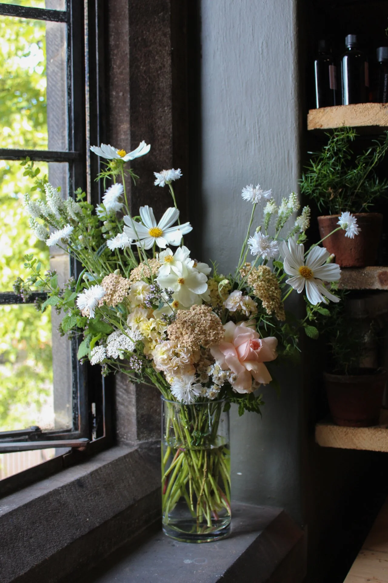 Wild-Summer-Wedding-Flowers-in-a-all-Glass-Vase..jpeg