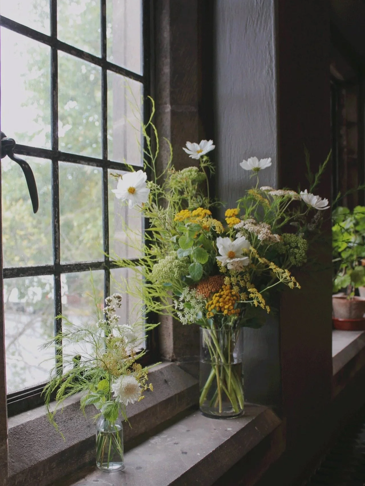 Edit classic wedding centrepiece arranged with airy seasonal flowers, delicate greenery and soft natural tones.