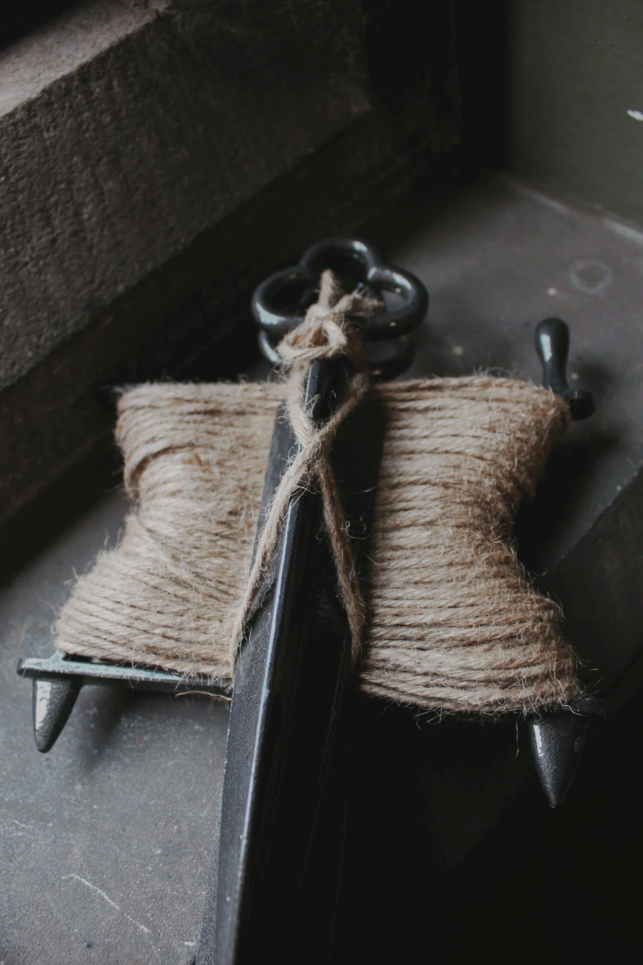 Potager Line garden tool with natural jute twine hanging beside a window.