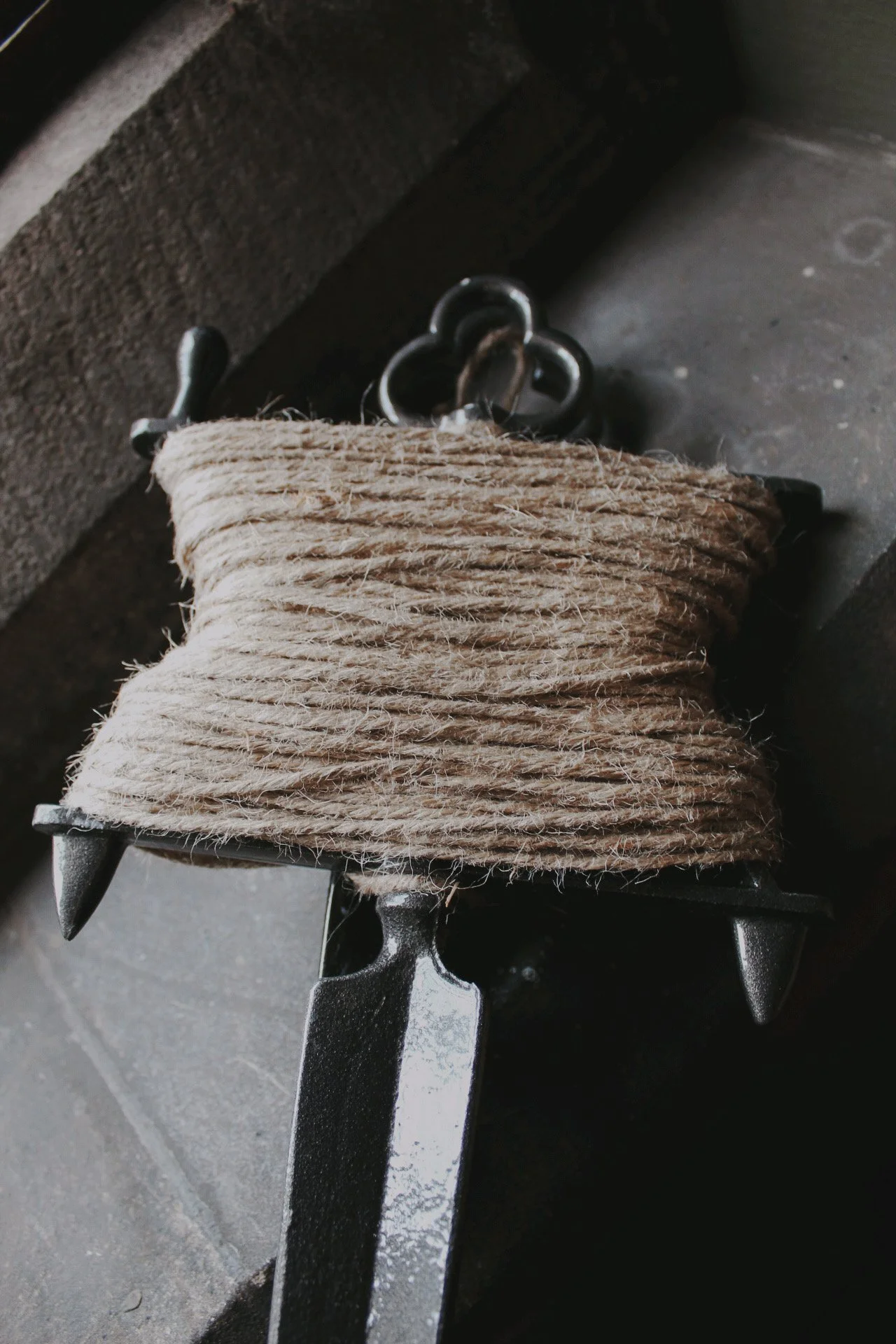 Potager Line garden tool with natural jute twine hanging beside a window.