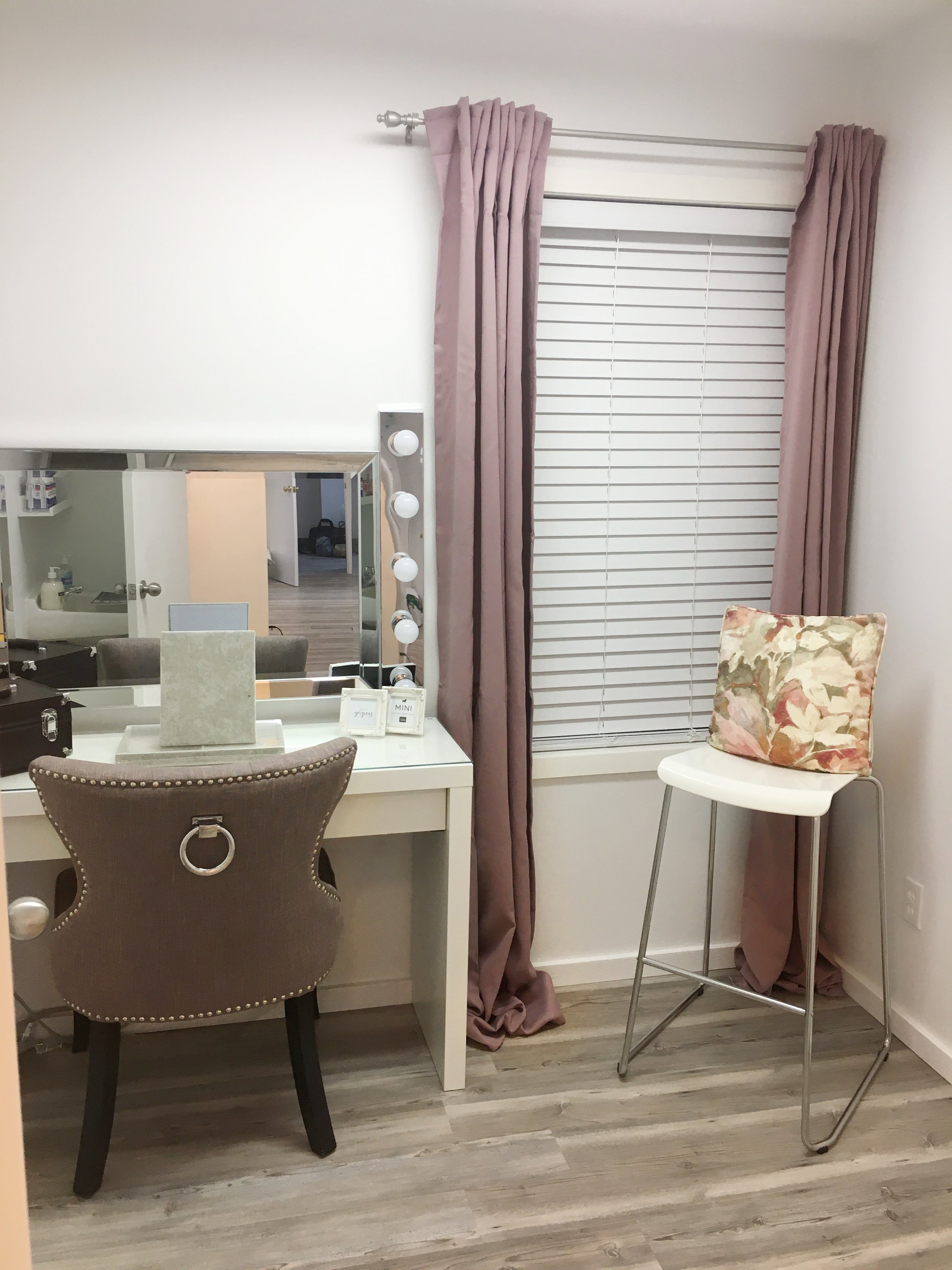 hair-and-makeup-artist-room-photography-studio-bowmanville