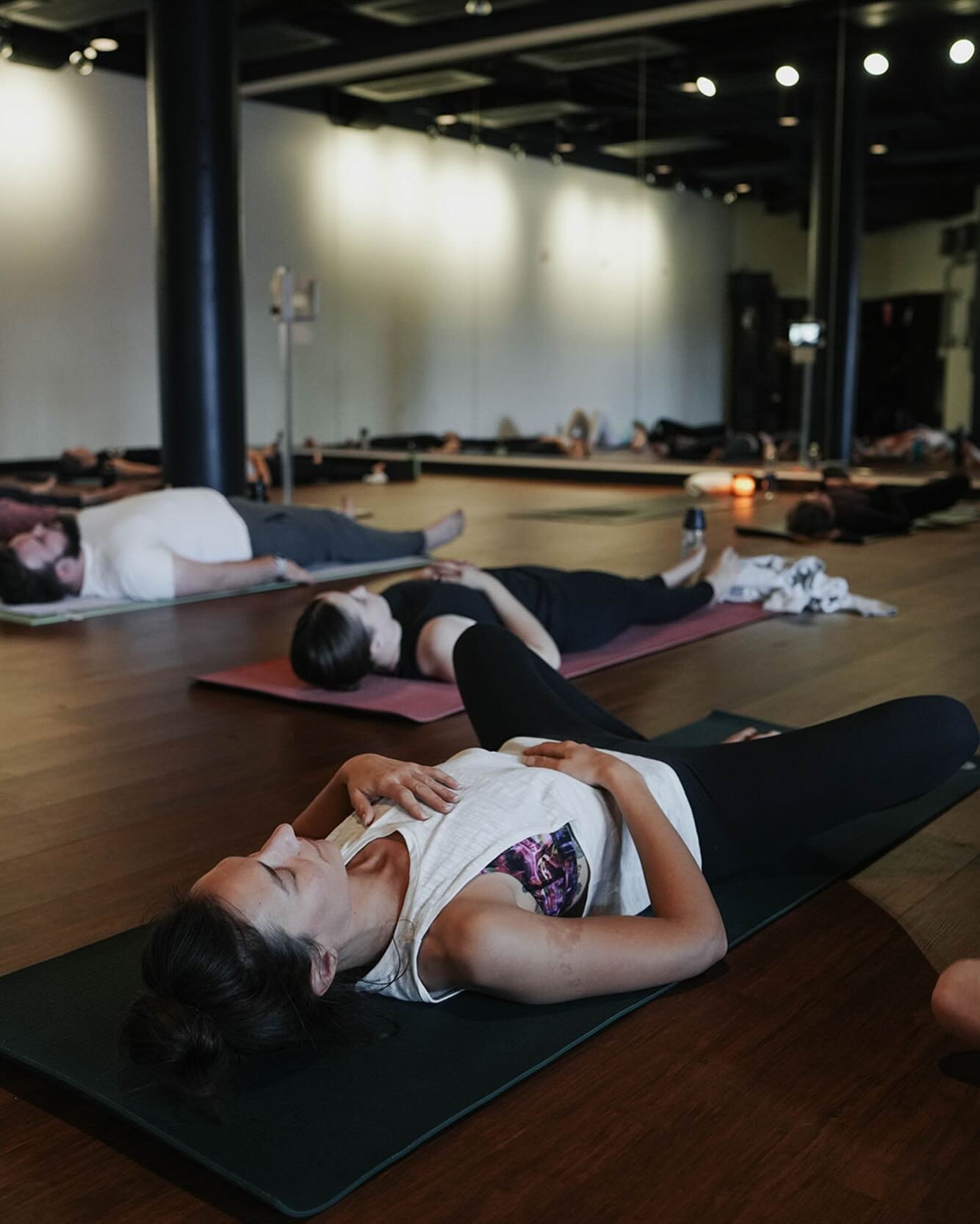 ICYMI: Sunday evening Candlelight Yin hits the schedule starting this week with @reetahskeetah 🧘🏽&zwj;♀️ The best way to unwind before the busy week ahead.

📷 @brennakjell