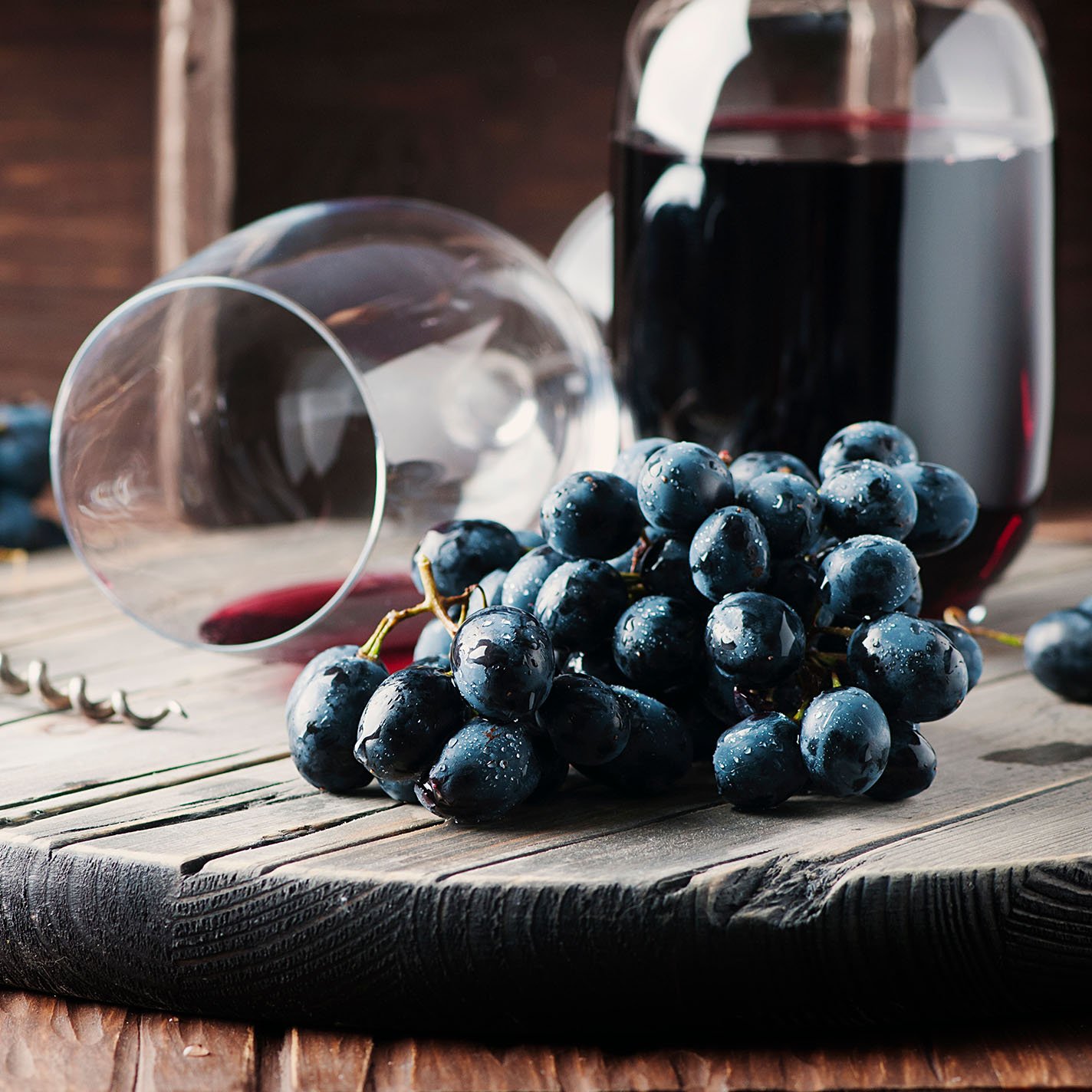fresh-grape-and-red-wine-on-the-vintage-table-2021-08-28-12-30-06-utc_web.jpg