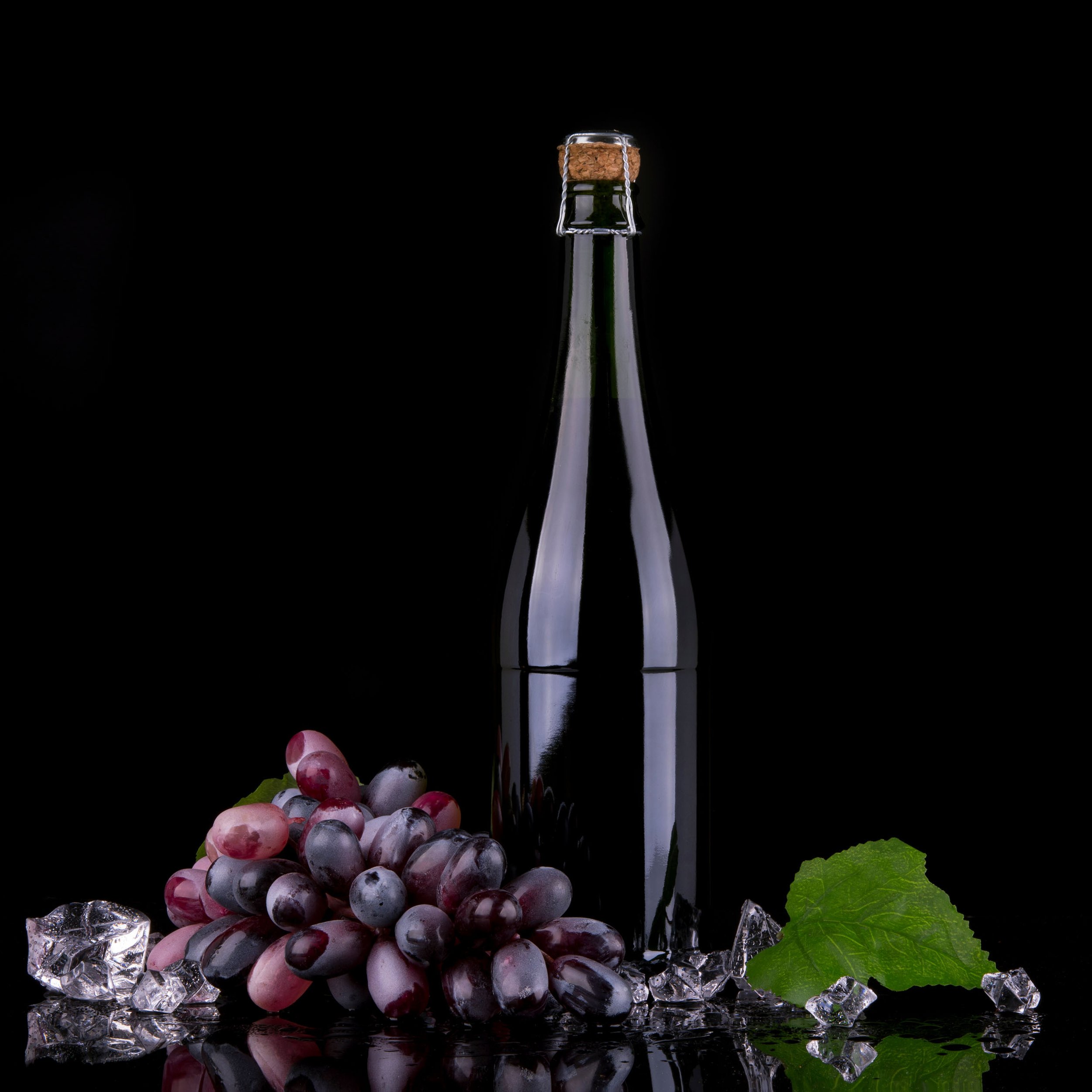 wine-bottle-with-red-grape-2021-08-26-16-00-27-utc_web.jpg