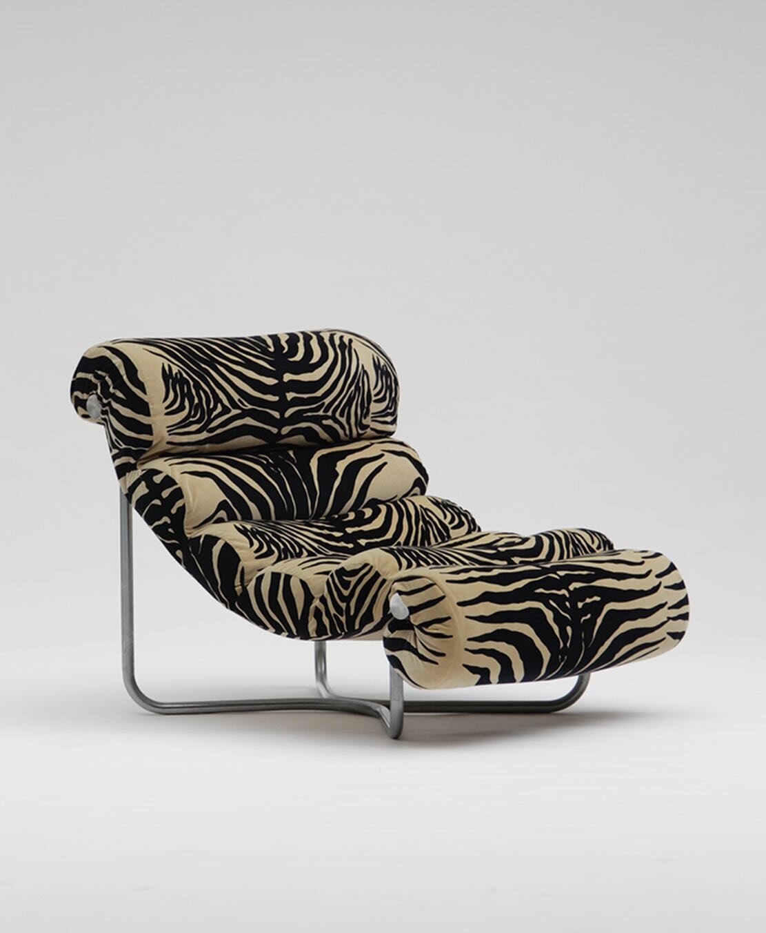 &lsquo;Glasgow&rsquo; lounge chair by Georges van Rijck, Belgium, 1972 🦓 

via @city_furniture_ 💡🖤