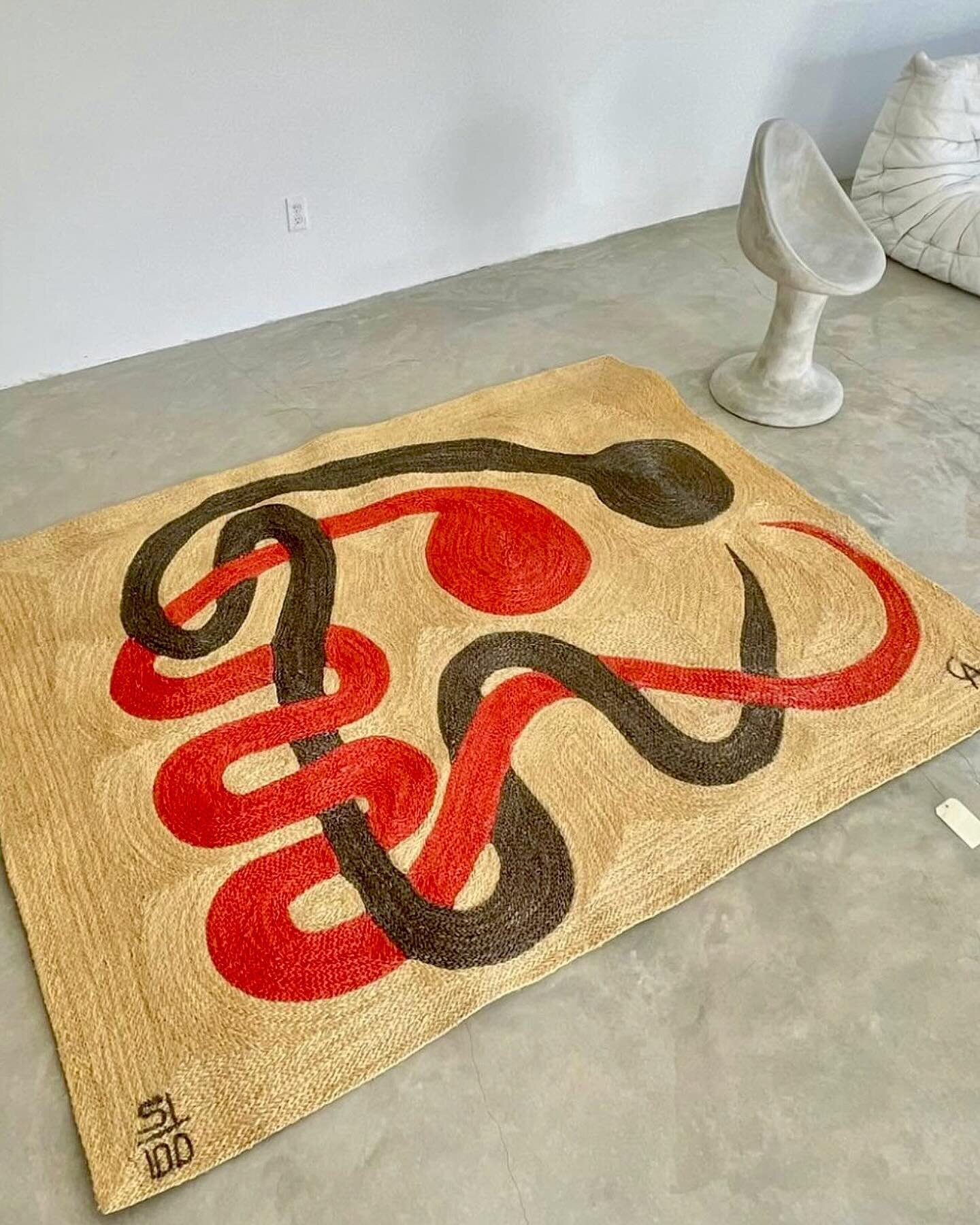 Alexander Calder Jute Tapestry, (number 51 of 100 made) 1975 Guatemala 🪡 Available from our friends at @merit_la 

Extremely rare Alexander Calder jute tapestry. Made in Guatemala in 1975. Calder drew 14 designs for a rug or tapestry and a limited e