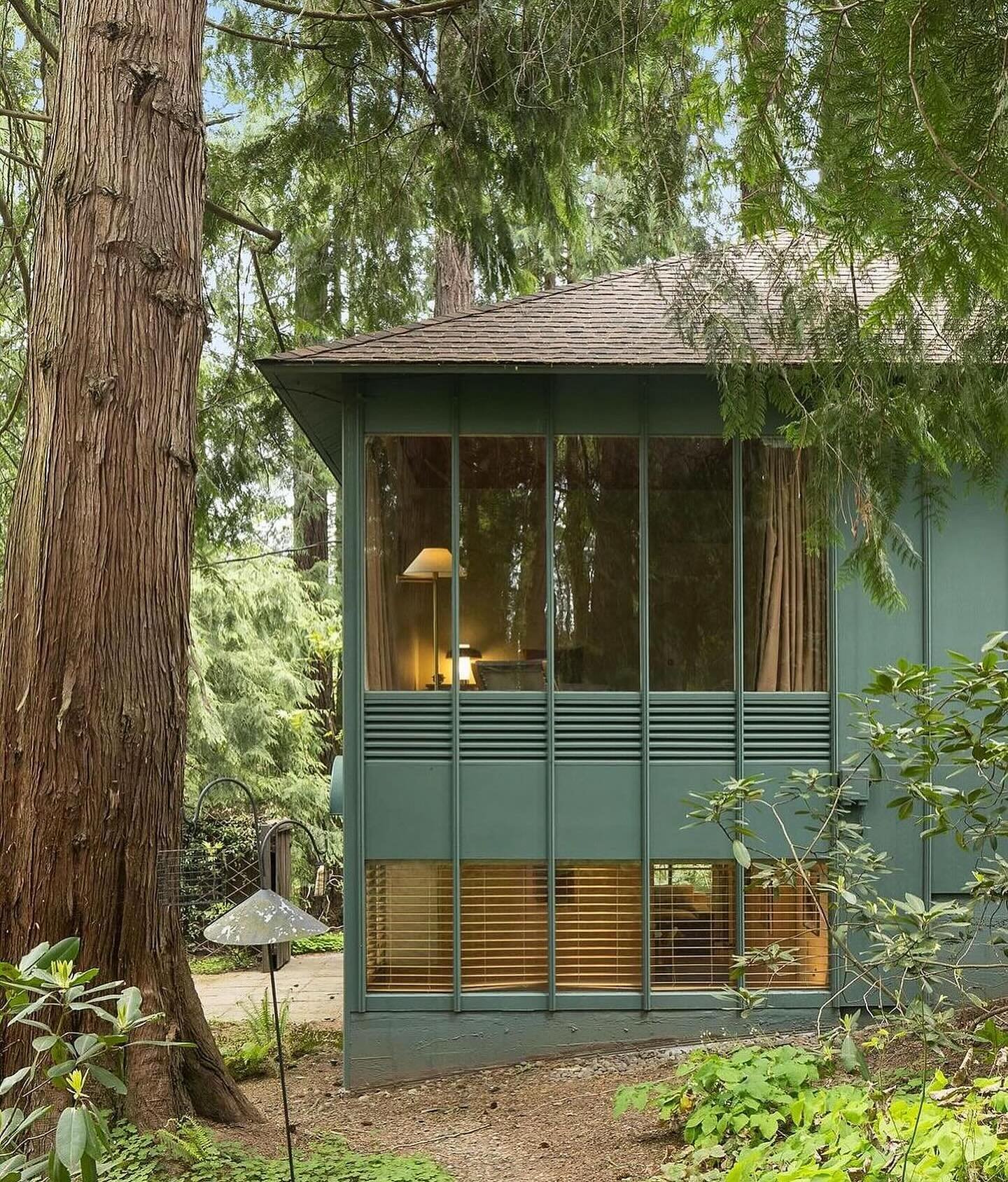 The Jorgensen House by architect John Yeon, 1939 🌿

Founder of the Northwest Regional Style of Modernism. For sale now, listed at $1,679,000 by @modernhomescollective. 

via @thecreativesagent 🤍