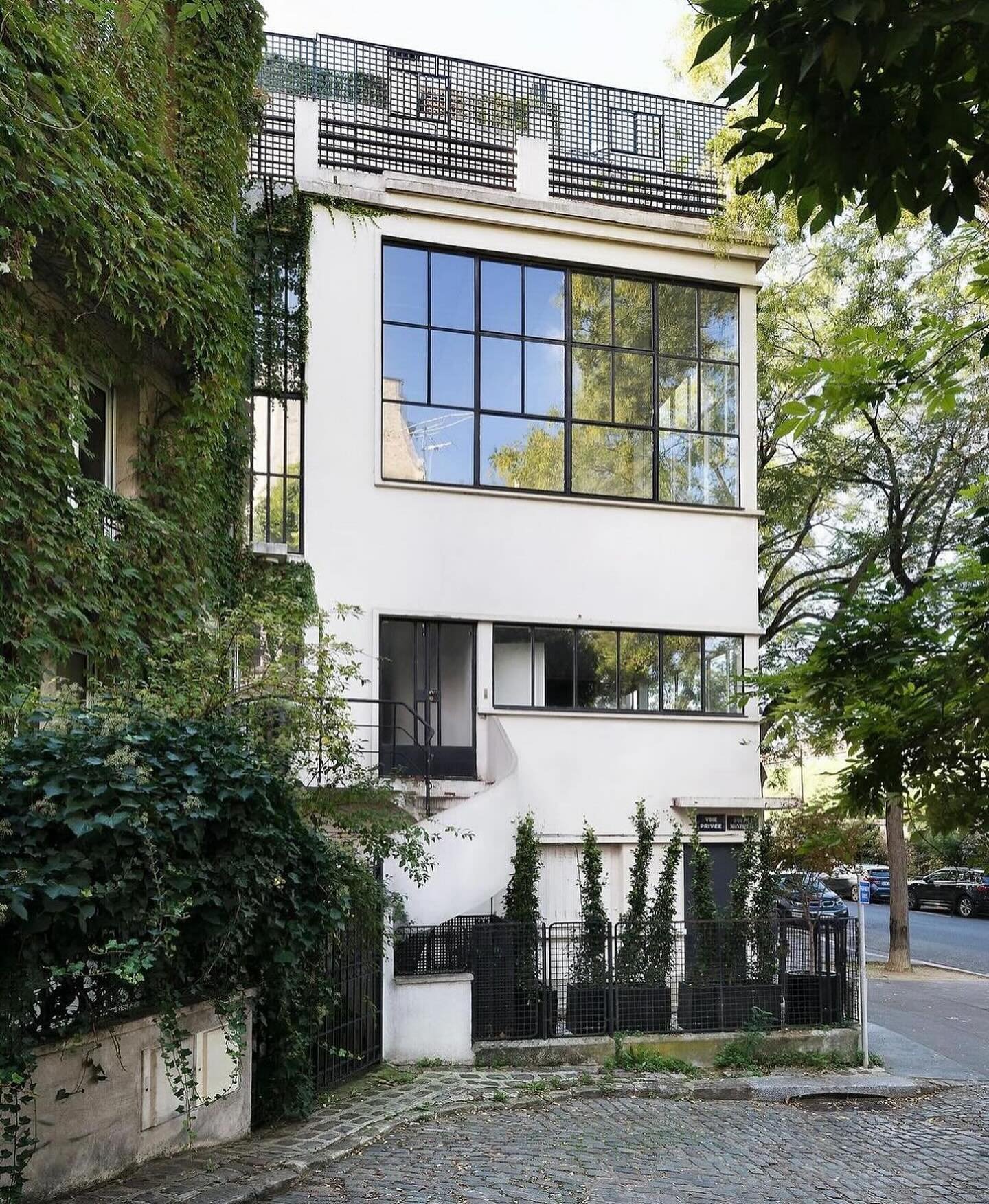 Maison-Atelier Ozenfant (Paris, 1922) Le Corbusier&rsquo;s first Parisian villa for painter Am&eacute;d&eacute;e Ozenfant, designed in collaboration with Pierre Jeanneret ☁️ via @studiocahs