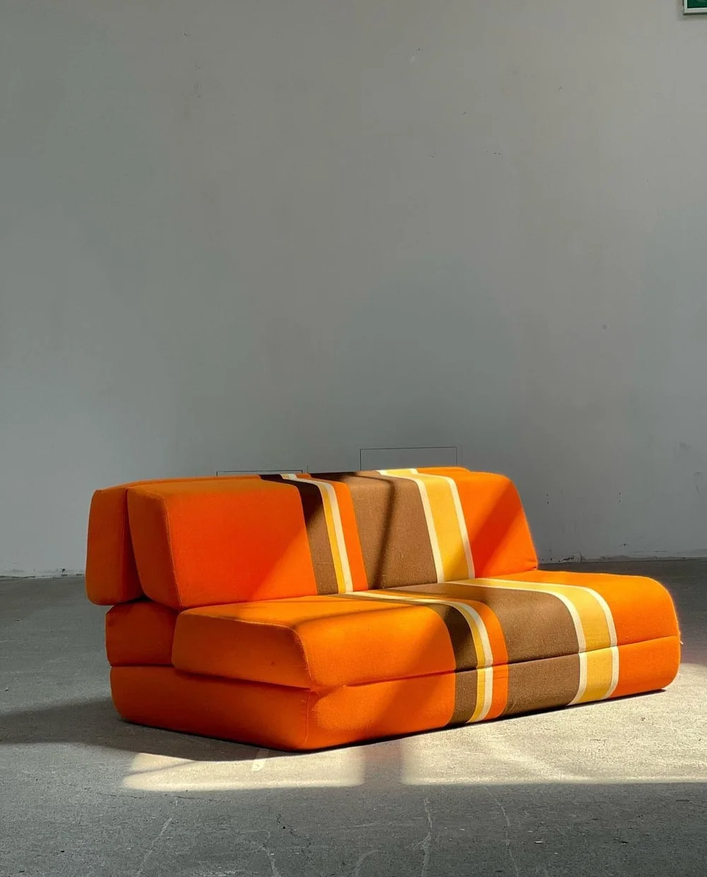 Unreal vintage low profile loveseat/fold-out-bed 🍊🍋Pleasantly clad in the most 1970&rsquo;s upholstery one could conceive. from @squirrelcitystudio 💛🧡