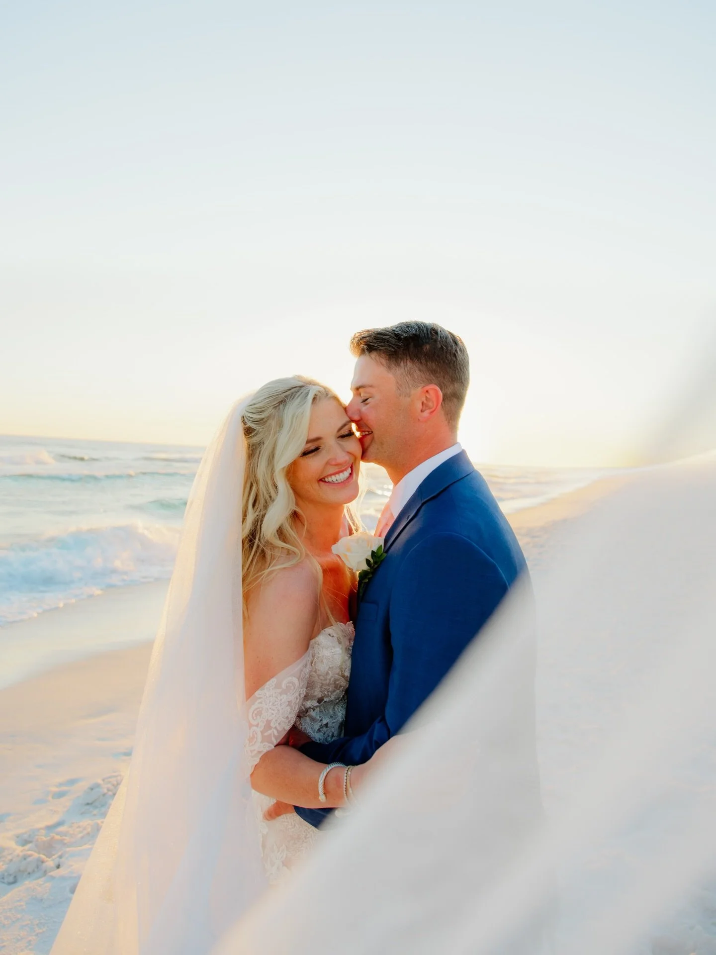 Give me all the beach weddings please👏🏼✨🌊

#beachphotography #weddingphotography #photographer