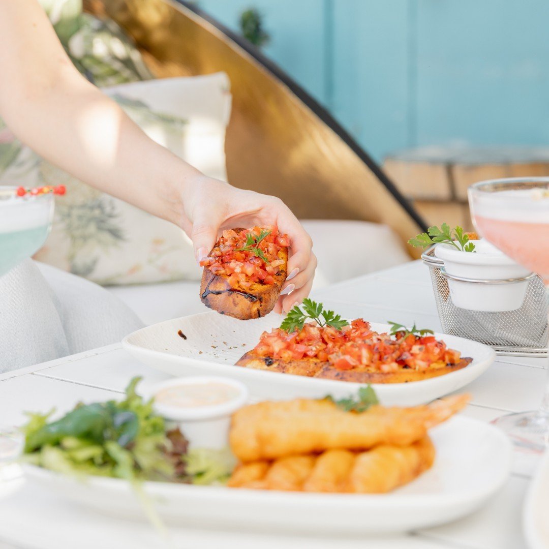 Liven up your late afternoons at Southbeach with our $10 Deals! 🍸

Snack away on delightful Tapas and Martinis every Mon-Fri from 4-6pm at Afternoon Delights ✨ Our dish of choice this week goes to our fresh and flavourful Bruschetta!

You can book y