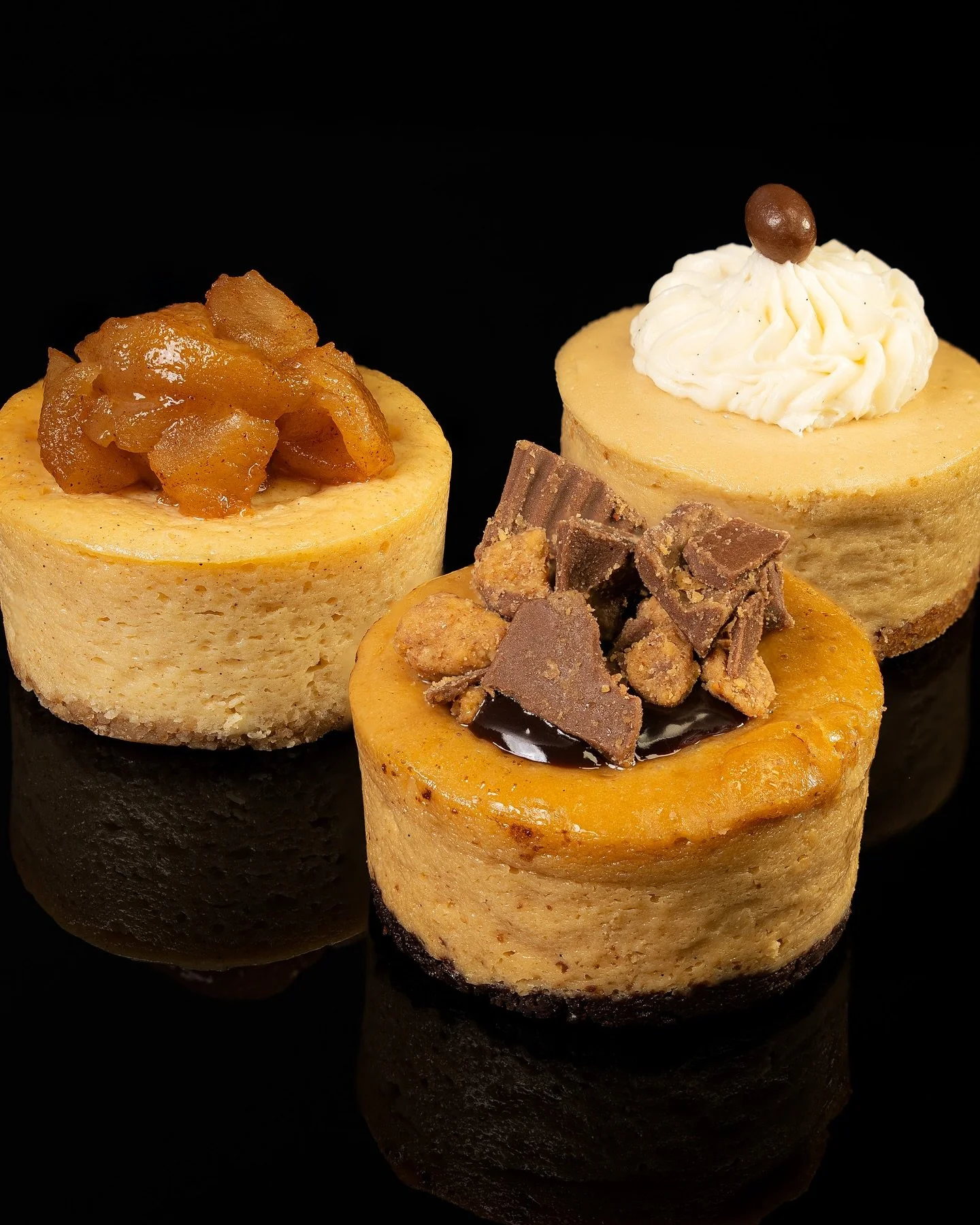 🍂 It&rsquo;s finally starting to feel like Fall 🍂

What flavors do you most look forward to when things start to get a little chilly out there?

📸 - Cinnamon w/House Baked Caramel Apples, Peanut Butter Cup, and Espresso Cheesecake minis