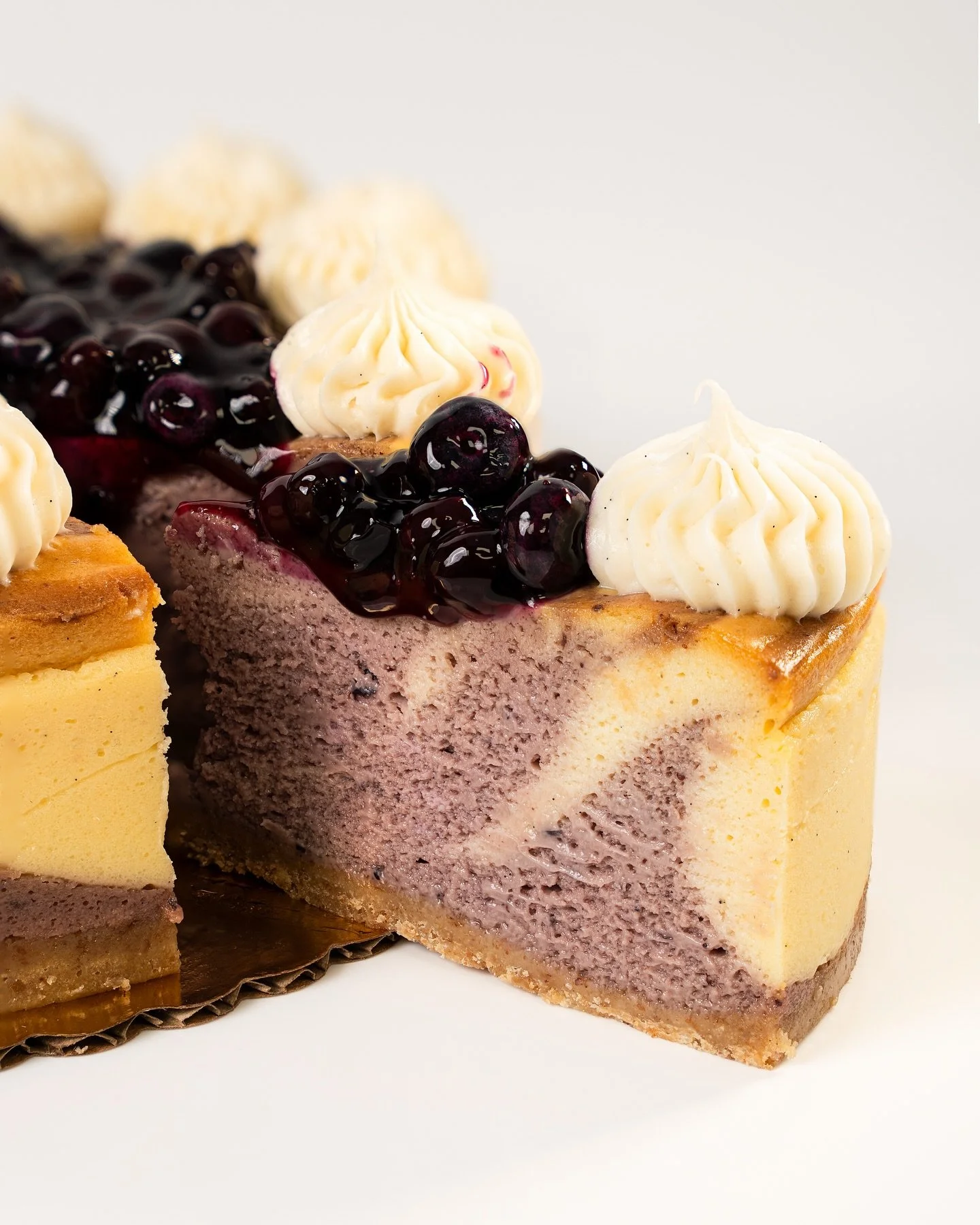 🫐🍦 Today we’re shining a spotlight on our Blueberry Vanilla Cheesecake. For those who love that fruity blueberry flavor but just couldn’t live with themselves without a taste of that classic vanilla cheesecake. This one is for you! 
#c