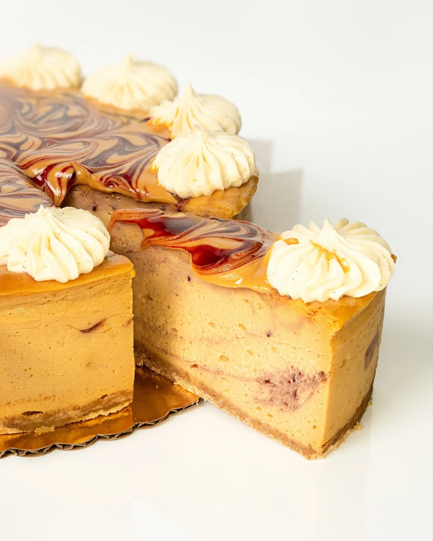 What&rsquo;s better on a day like today than staying inside and having a peanut butter and jelly sandwich in your comfy clothes? Answer: Peanut butter and jelly cheesecake in your comfy clothes 🥜🍓