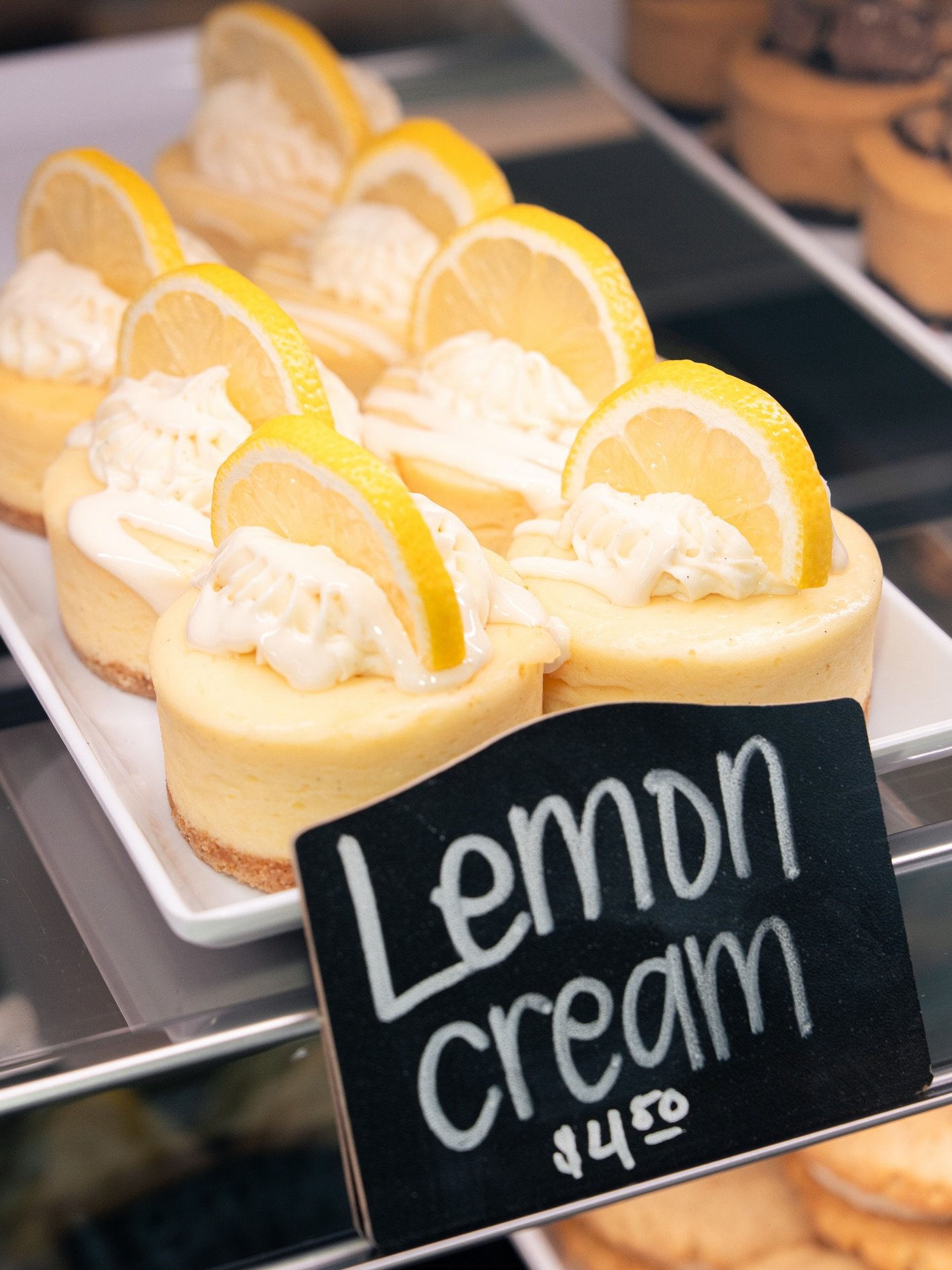 🍋 When life gives you lemons, do you simply make one flavor of cheesecake and call it quits? We say no! 🫐

#lemonlovers #blueberry #cheesecake