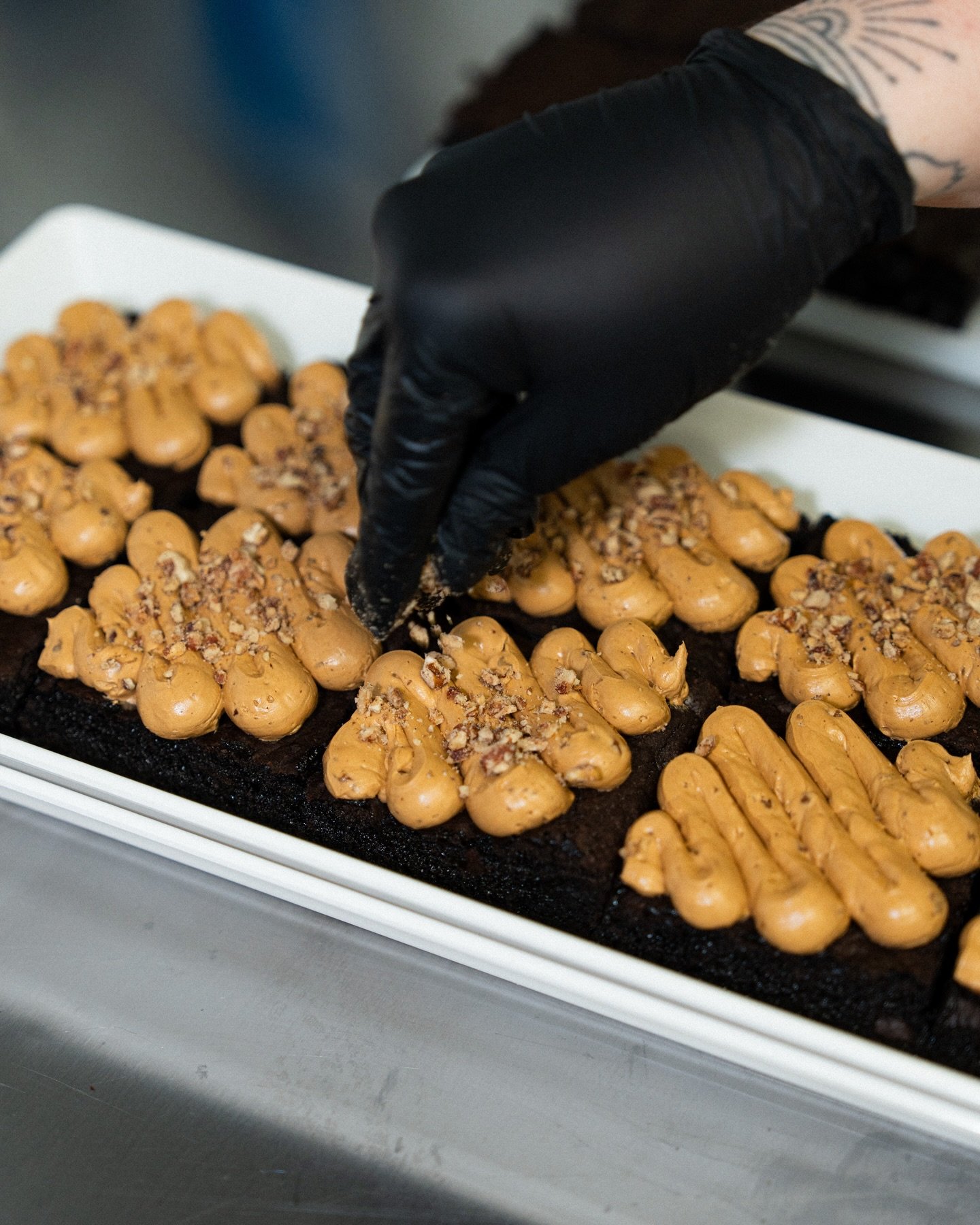 We&rsquo;re going a little nutty for our brownies with caramel pecan buttercream 🥜🤪

What should we top our brownies with next?? Let us know what you think!

#homemadebrownies #caramelpecan #cbusfoodie #bakerylife #columbusfoodscene