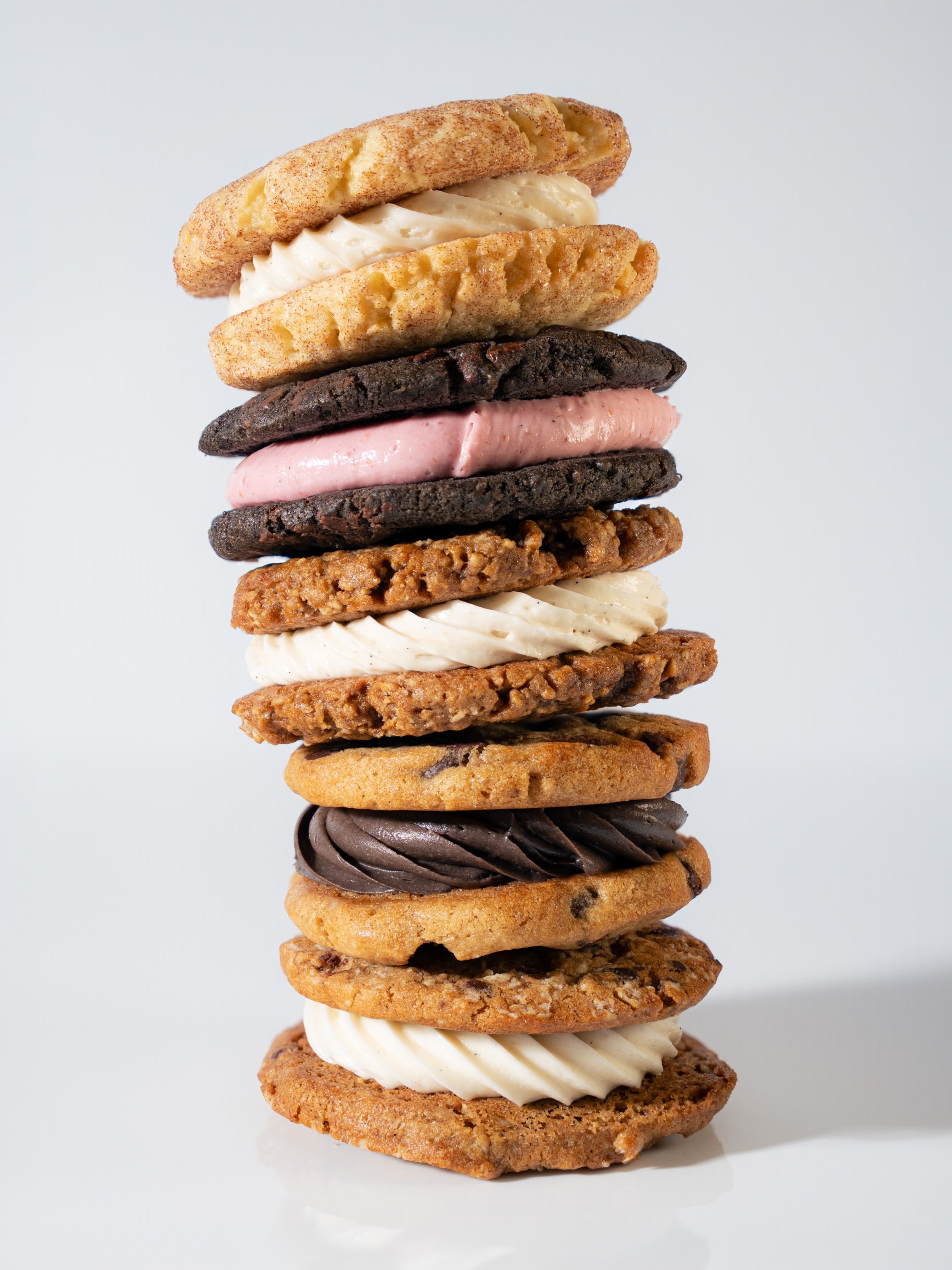 🍪 We&rsquo;ve made so many flavors of cookie sandwiches at this point it&rsquo;s hard to keep track! Do you see a favorite in this leaning tower?

#chocolatechipcookie #cookiesandwich #oatmealcreampie #cbusfoodie #614eats