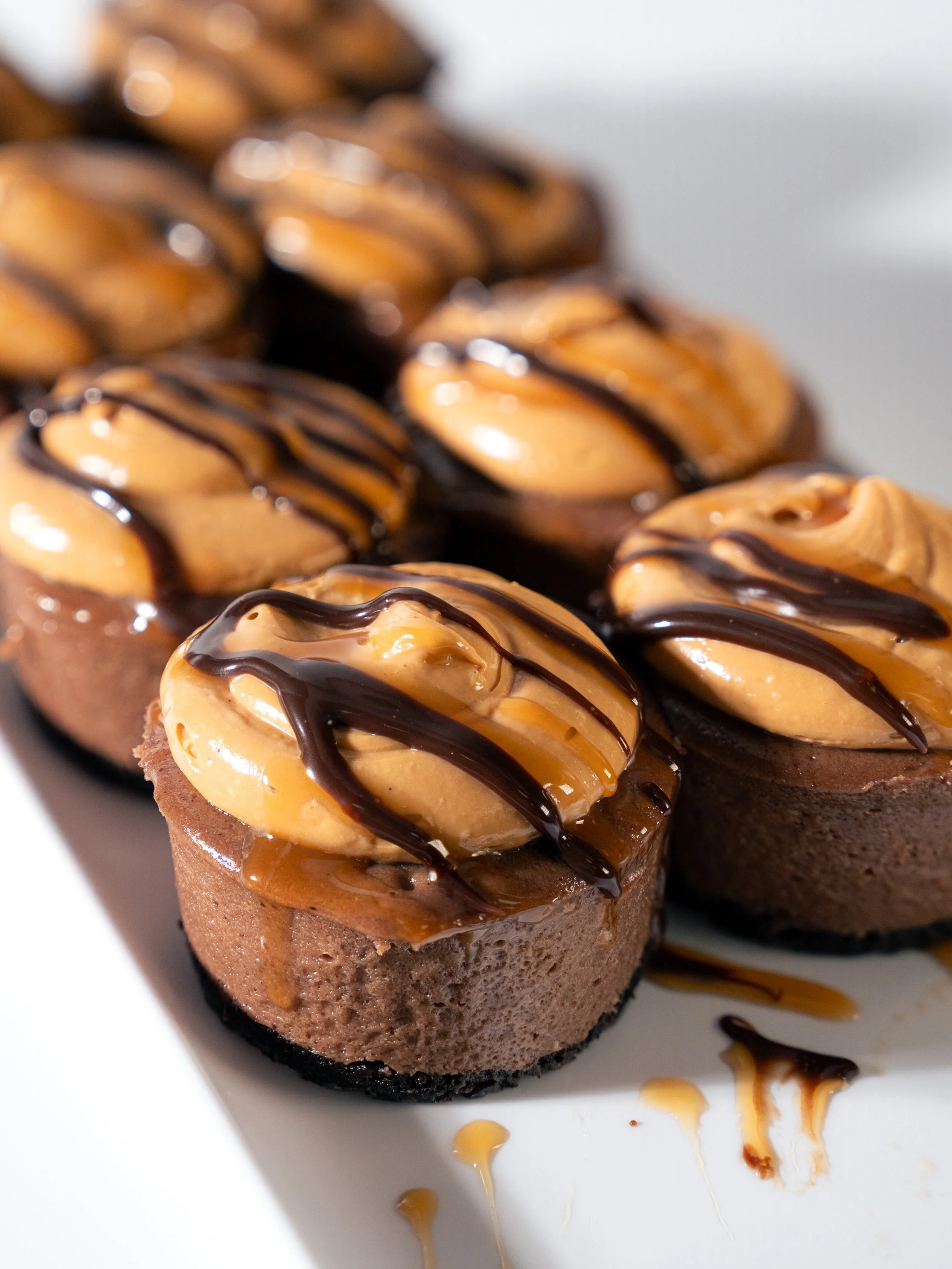 Just because the cheesecake is mini doesn&rsquo;t mean the flavor has to be&hellip; Prime example: Chocolate with Caramel Cream cheesecake minis 🍫😋

Have a great weekend Columbus 😎 

#chocolatecheesecake #caramelcream #cbusfoodie #614food #cheesec