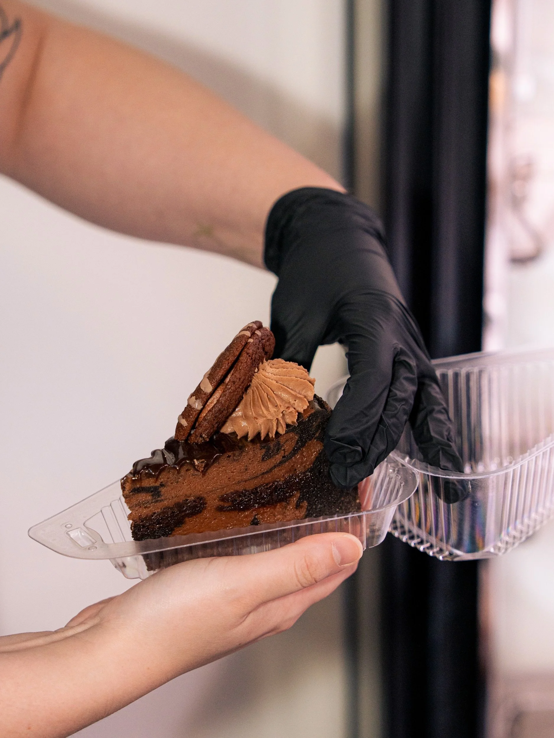 FAFO - Fudge Around and Find Out 🍫👀😋

If you&rsquo;ve ever wanted to know what a Fudge Round flavored cheesecake tasted like, here you go 🎁

#fudgeround #fafo #cheesecakelovers #cbusfoodie #614eats