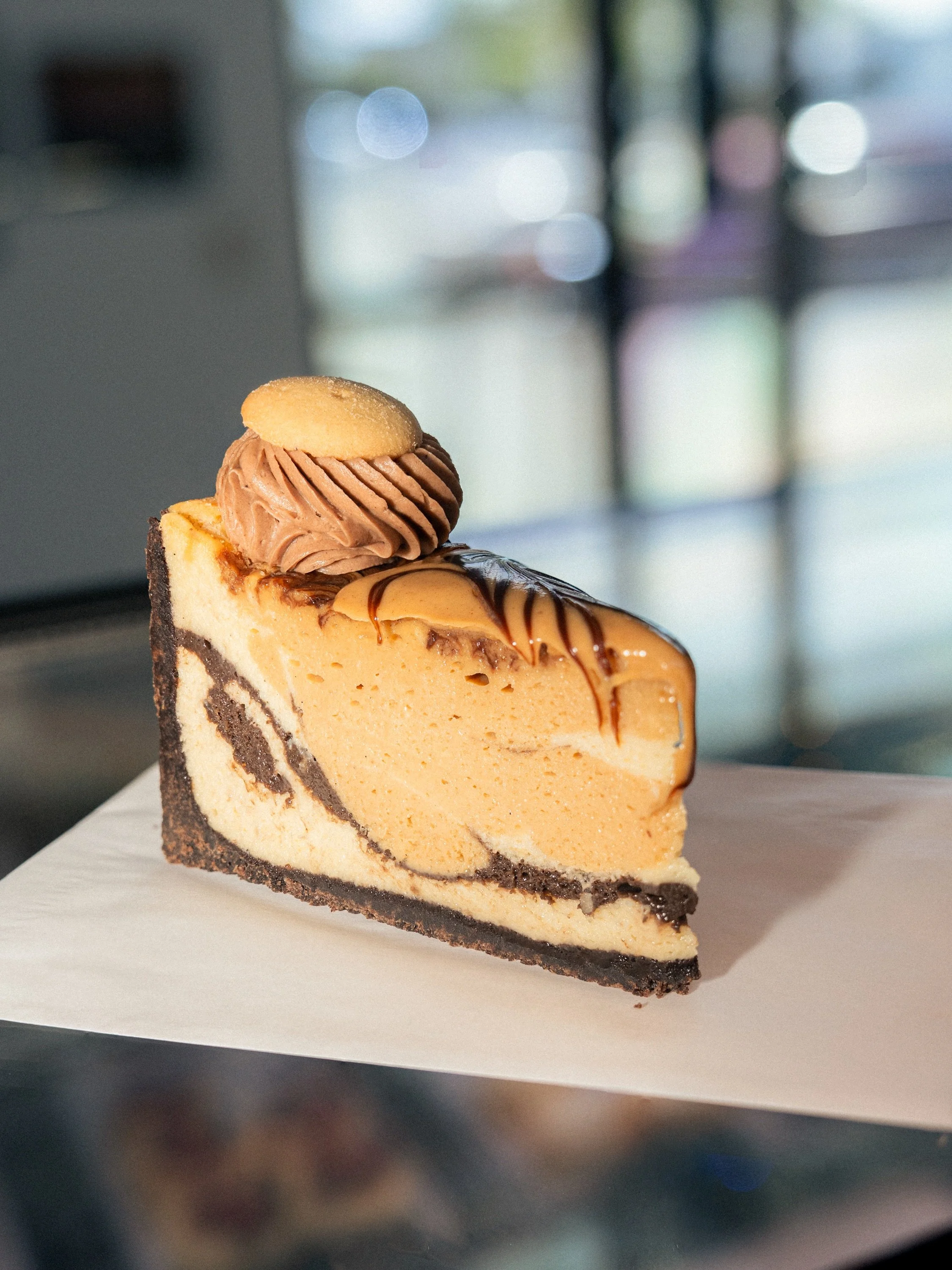 You hit the sweet spot&hellip;and that sweet spot is our Black Cocoa Peanut Butter Banana Cheesecake. How much more flavor could you ask for?? 🍫🥜🍌 

#cheesecakelover #dessertlife #cbusfoodies #bakedfresh #614eats