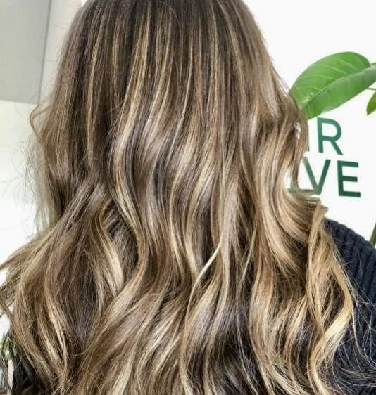 &quot;✨ Bronde &amp; oh so shiny ✨&nbsp;Who says you have to choose between blonde and brunette when you can have the perfect blend? 😍

Would you like to to join the Bronde club? Message 'Bronde' and we can make it happen!

#BrownHairJourney#Brunett