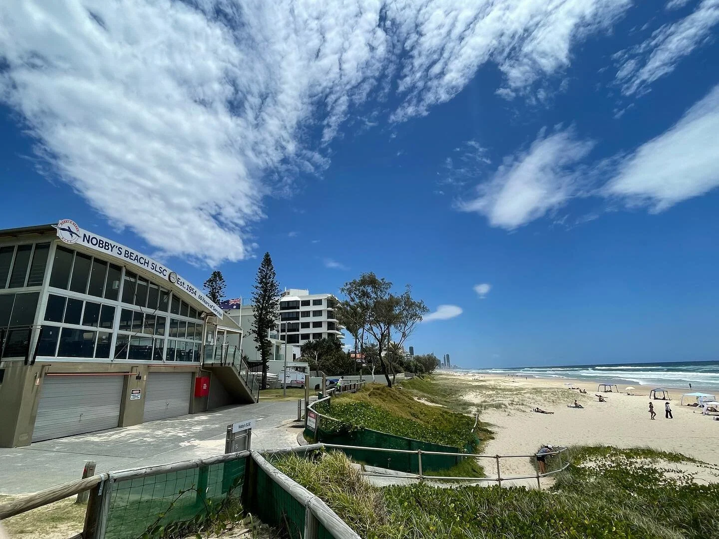 Picturesque start to the year @ our fav stretch of beach 🙌🏽✨📸
Big thanks to all our voluntary lifesavers who kept our beach safe over the festive period, and a shout out to @qldlifeguards &amp; the @westpacheliqld crew for playing their part too! 
