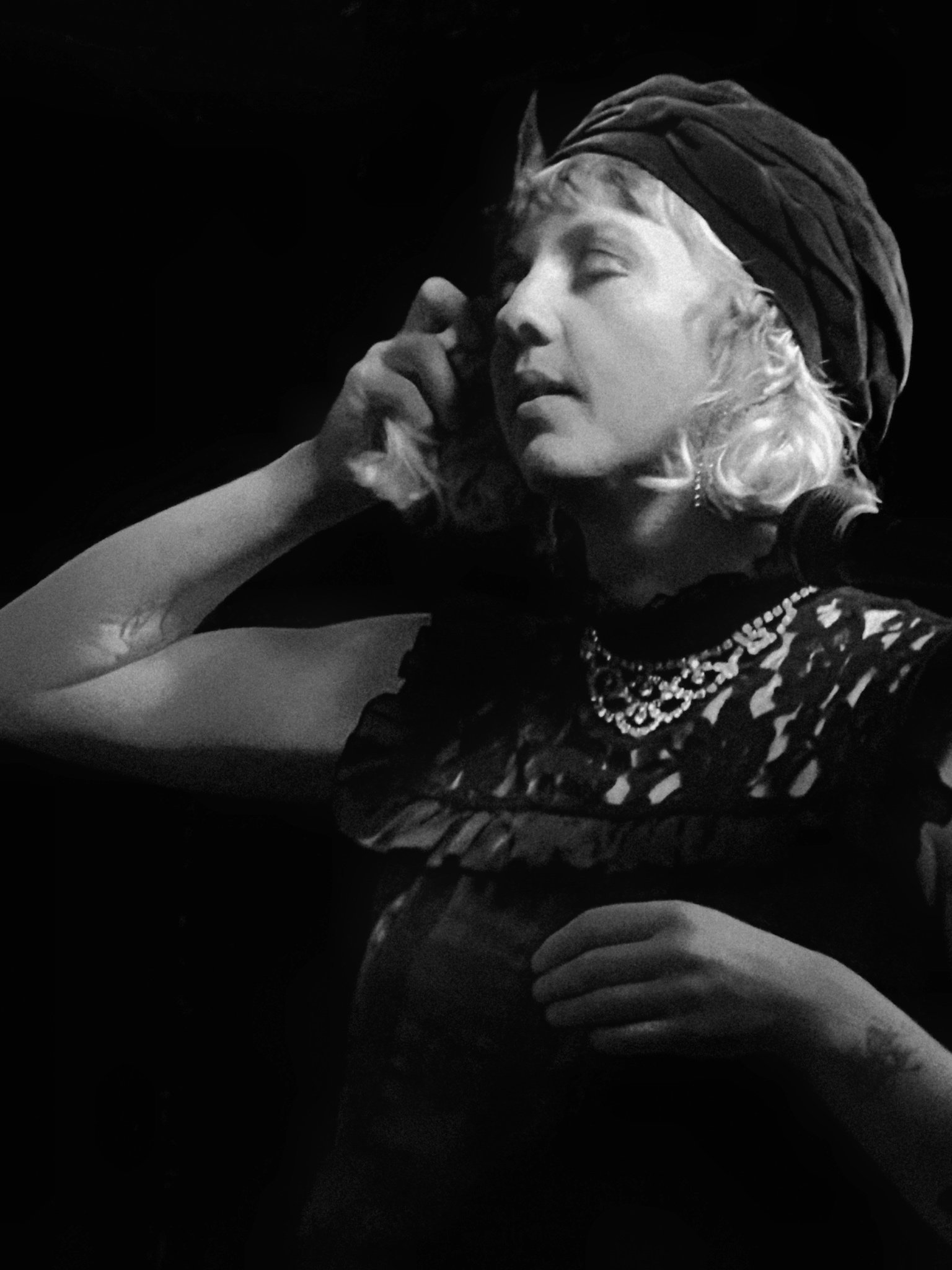 Francis Wolfe at The Victoria, Dalston, 2023 (Nat Cain)