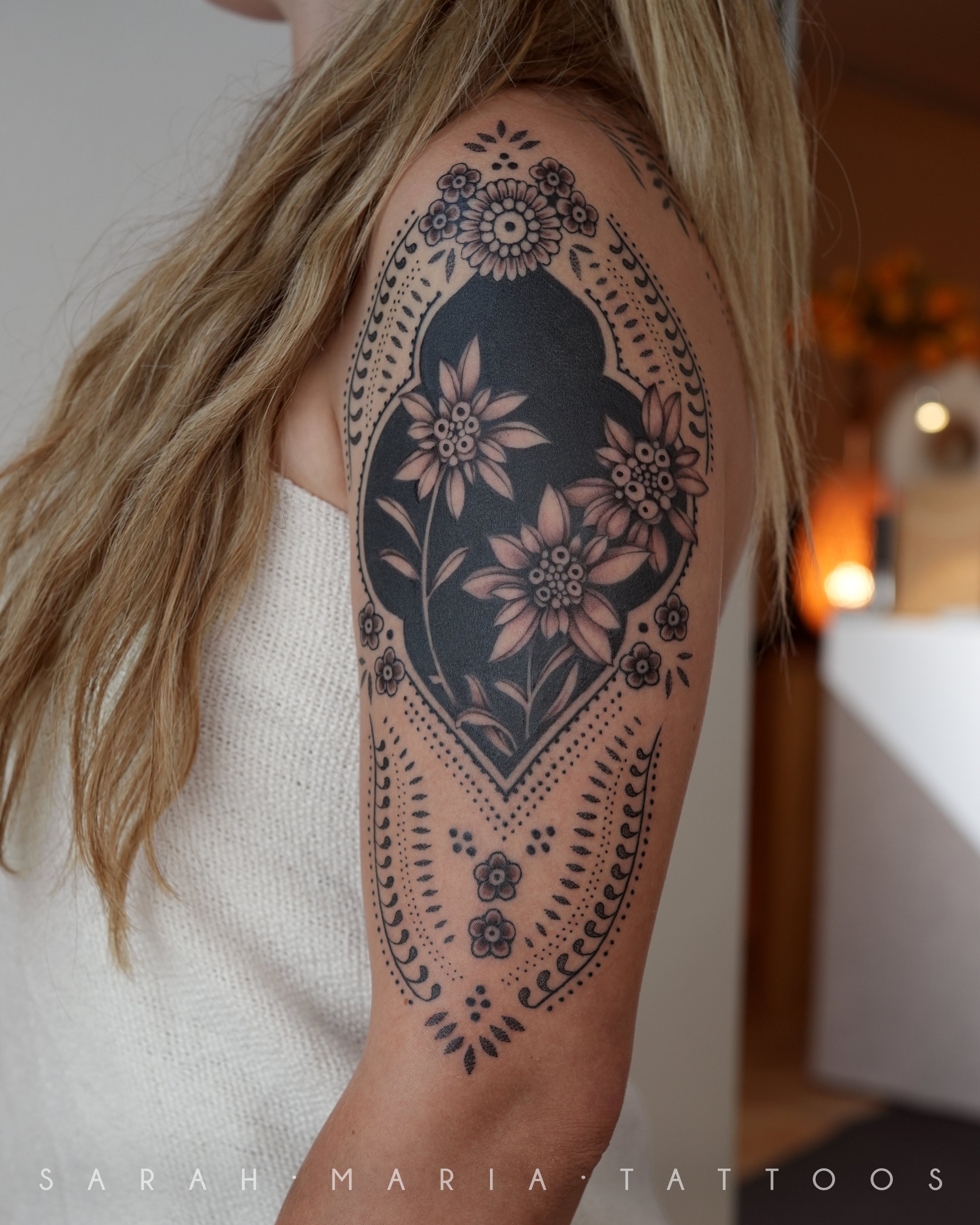 ornament-blumen-sarah-maria-tattoos.jpg