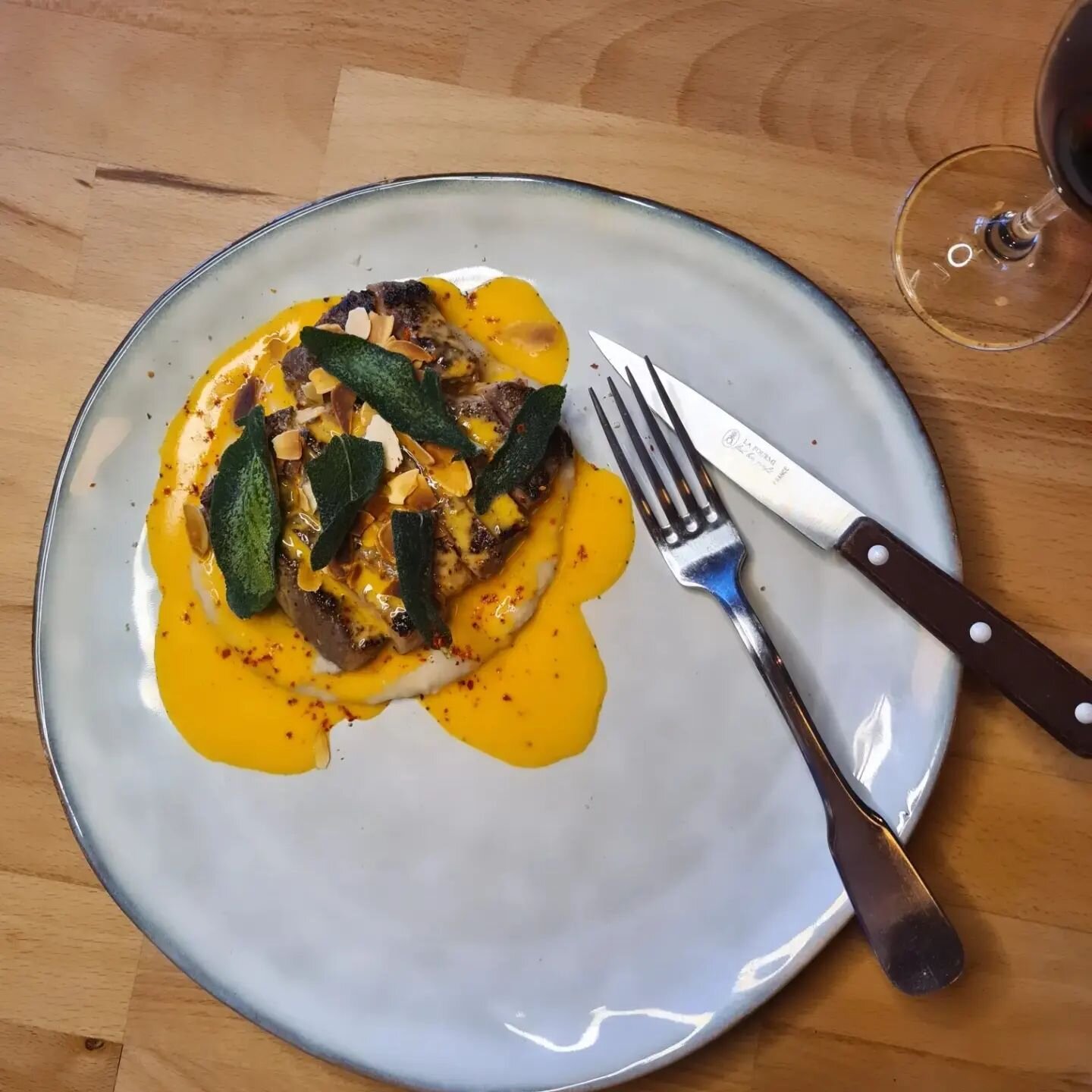 Assiettes r&eacute;centes au menu du d&icirc;ner. 

Steak avec une &eacute;mulsion de tomates d'&eacute;t&eacute; ferment&eacute;es et de beurre, sauge et amandes

Mille feuille de c&eacute;leri-rave avec espuma de parmesan, caf&eacute; et noisettes
