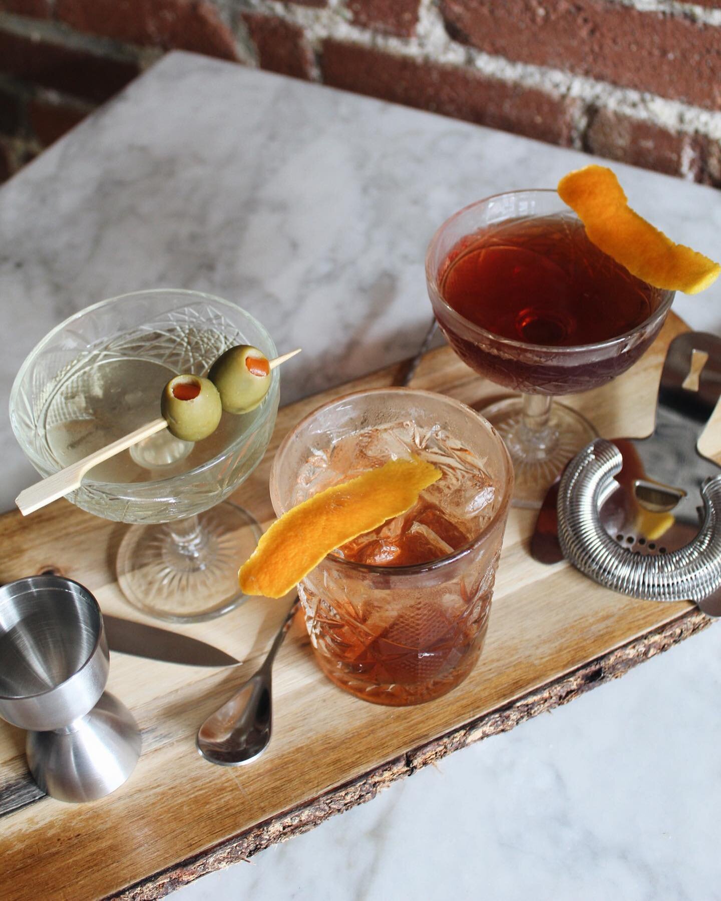 NEW cocktail menu alert 🚨⚠️ 

Featuring Black Manhattans, Mellow Old Fashioneds, and Congressional Pickles, this menu highlights the best of our prohibition vibe! 

Pictured here:
🥒Congressional Pickle, 🥃Mellow Old Fashioned, &amp; 
🍊Martinez

Fu