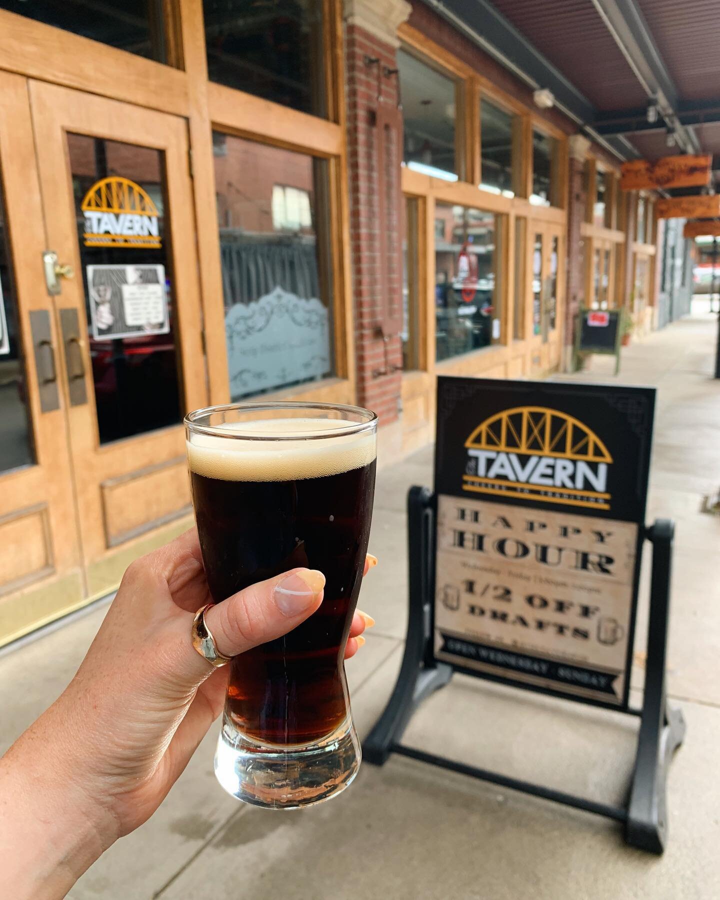 ℍ𝕒𝕡𝕡𝕪 ℍ𝕠𝕦𝕣 🍻 5-7pm today!! Enjoy 1/2 off all DRAFTS! We currently offer @platformbeerco Midnight Martin, @spoetzl_brewery Shiner Candied Pecan Porter, @northcountrybrewing This Is My Spot Ya Jagoff, and 9 other awesome taps! 

Join us to kick