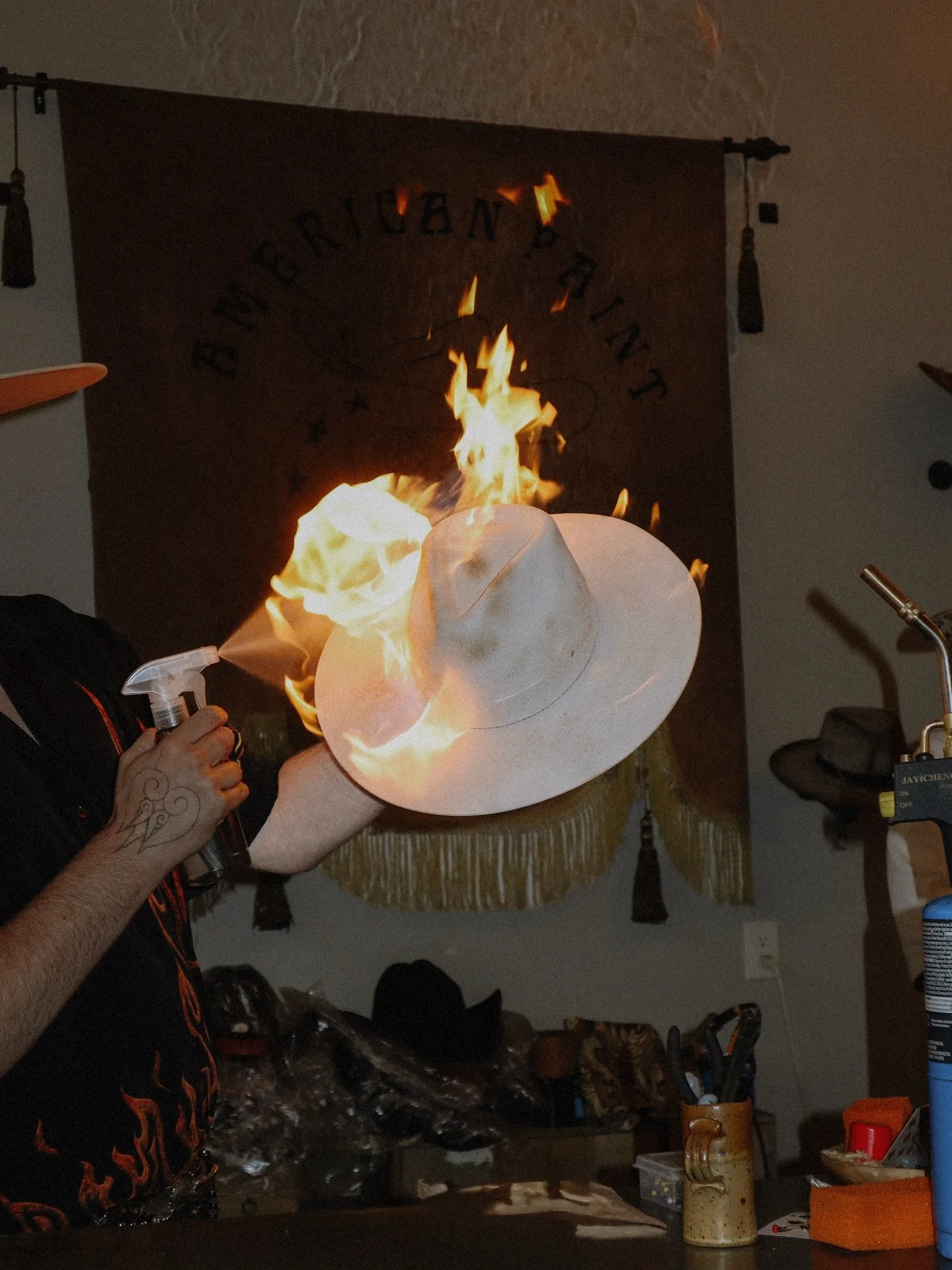 Lighting up your experience 🔥
.
.
#americanpainthat #cowgirl #style #fashion #nashville #tennessee