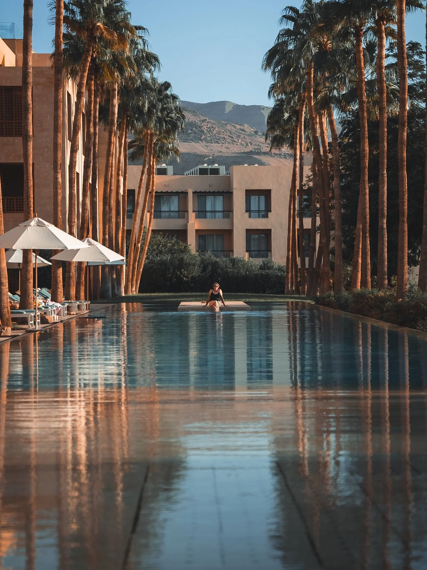 The infinite angles of @kempinskiishtar 📸
.
.
.
#KempinskiIshtar #Intonomansland #ArchitectureLovers #DesertEscape #LuxuryLifestyle #TravelWithPurpose #HiddenGems #Jordan