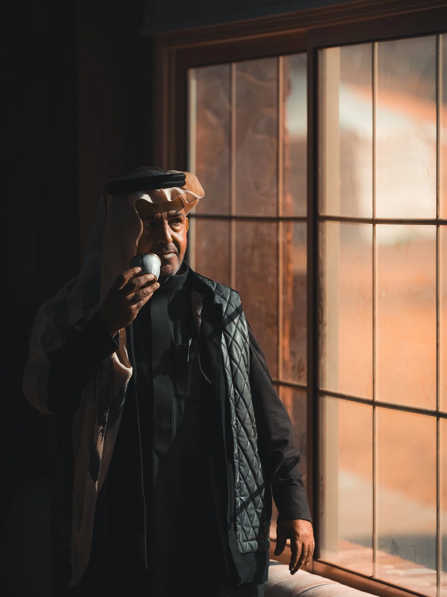 In een tijd waarin de wereld soms meer afstand dan verbinding lijkt te kennen, wilden wij iets maken dat juist het tegenovergestelde laat zien.
Een herinnering aan hoe ongelooflijk mooi mensen zijn. Op hun eigen manier, met hun eigen verhaal.

Tijden